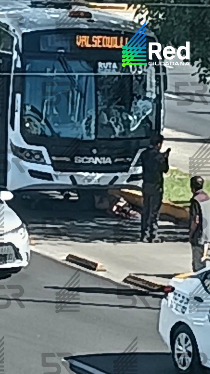 laredcincoradio's tweet photo. #ReporteRed 🚨 || Reportan el atropellamiento de una persona sobre Bulevar 5 de Mayo, pasando la zapatería Andrea. La persona se encuentra debajo de una unidad de RUTA. @911Puebla https://t.co/SlsthqOw8e