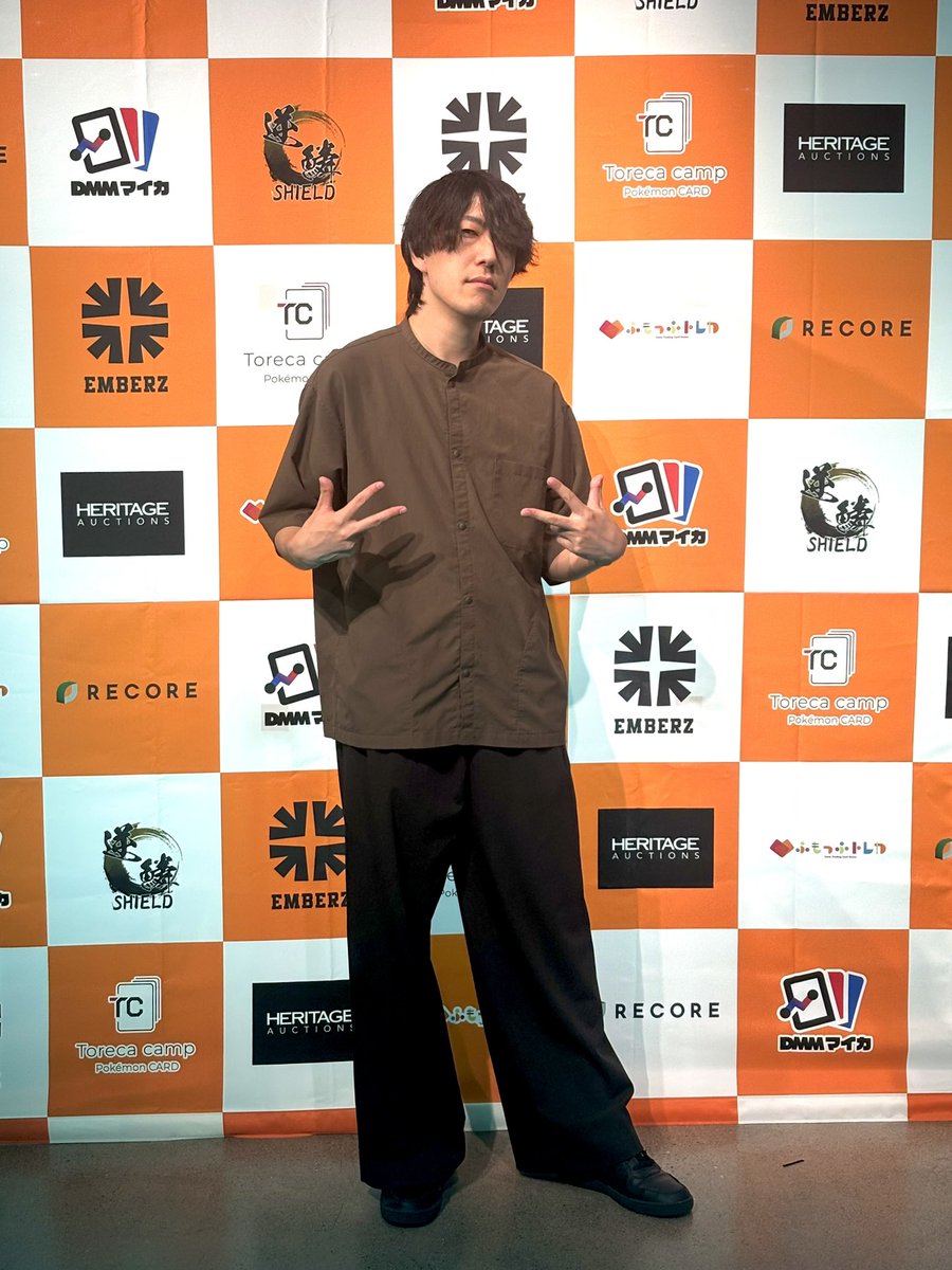 damak0_3's tweet photo. そして！EMBERZ開催の配信大会 #熾火杯 に少しだけお邪魔しました！普段応援しているトッププロの熱戦を目の前に興奮🥰

嬉しくなってフォトスポットで写真も撮らせてもらいました🥲

���終戦は弊社の代表選手と友人の対戦でどっち応援していいか分からんくなる。素晴らしい会場、素晴らしいゲーム！ https://t.co/DnRusr9oi4