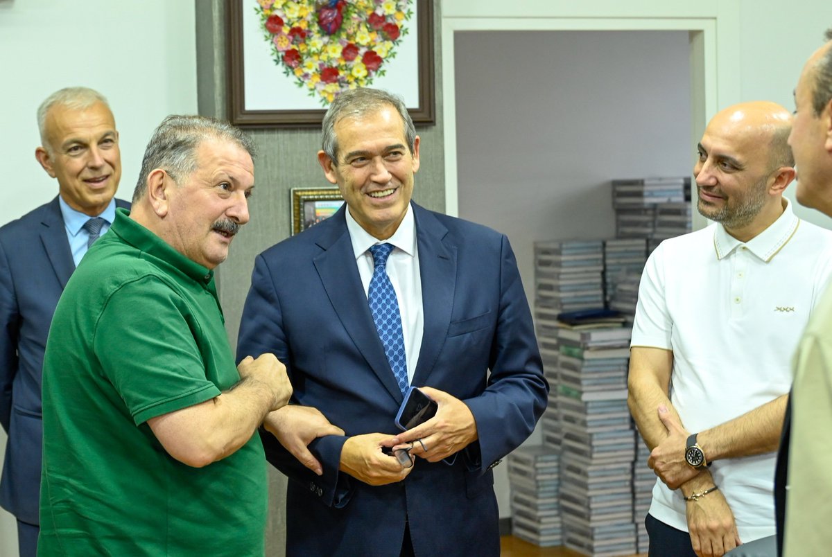 AntalyaTSO's tweet photo. Yönetim Kurulu Başkanımız Yusuf Hacısüleyman, 42. Grup (Uzmanlaşmış Destek Hizmetleri) Meslek Komitemiz ile Antalya İl Sağlık Müdürü Prof. Dr. Behzat Özkan’ı ziyaret etti. Ziyarette, sağlık sektörünün yanı sıra sağlık hizmetlerinin sürdürülebilirliği ve bu alanda faaliyet gösteren işletmelerin karşılaştığı sorunlar üzerine değerlendirmelerde bulunuldu. Ziyarete, 42. Grup Meclis Üyelerimiz Serkan Bahar, Naci Ataseven ile Komite Başkanı Vedat Koç katıldı.

@YHacisuleyman07 @bogachangoksu @HakanPakal @MuratTOTOS @haticeoztr @huseyinsari_sar @KAPALIYOL @AhmetKasapoglu8 @aozgurkaragoz @behcetulker @aslisahintekin @TOBBiletisim @RHisarciklioglu