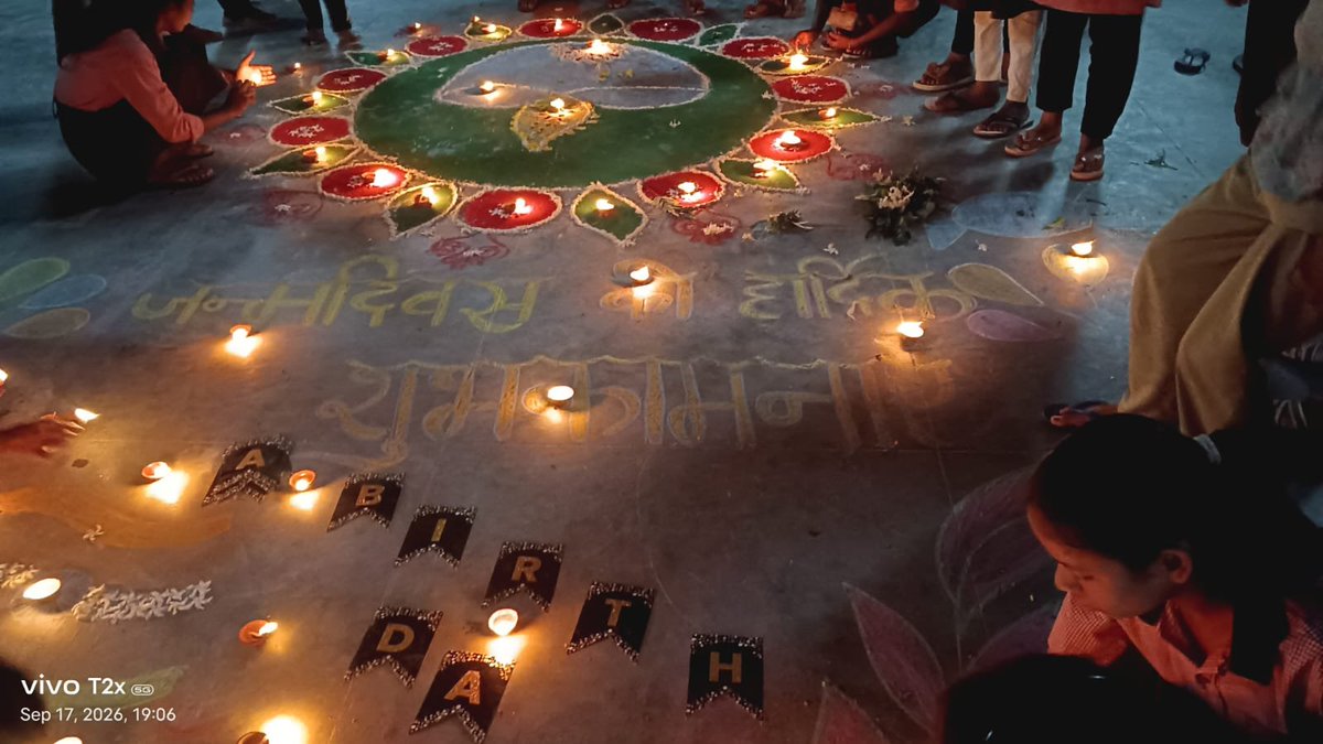 BSAKanpurDehat's tweet photo. ‘सेवा संकल्प अभियान’
 प्रधानमंत्री जी के जन्मोत्सव पर आशीर्वाद का दिया कार्यक्रम के अंतर्गत कस्तूरबा गांधी आवासीय बालिका विद्यालय गौर अमरौधा कानपुर देहात की बालिकाओं द्वारा 1000 दियों को प्रज्वलित कर शुभकामनाएं संदेश दिया
@basicshiksha_up @UPGovt @DMKanpurDehat https://t.co/8F8lKrpfLH