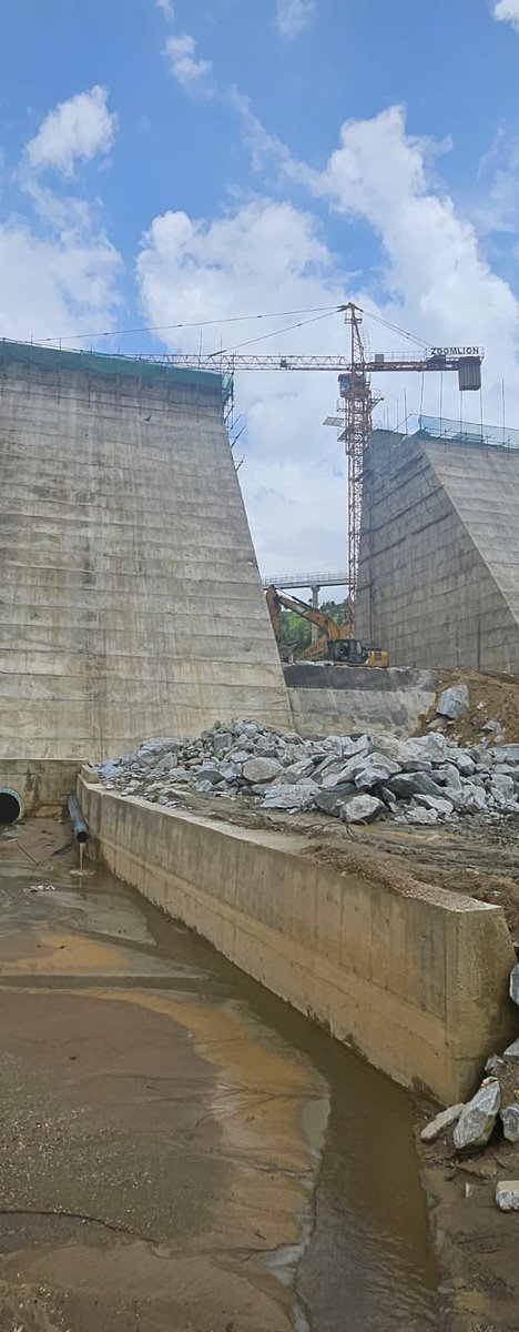 mugaa_eric's tweet photo. Siyoi-Muruny Dam in West Pokot County. Ongoing works on filling the gap on the wall are critical towards completion. The government of H.E @WilliamsRuto is committed on water harvesting and storage for domestic, industrial and irrigation purposes https://t.co/ZnDszUhqdW