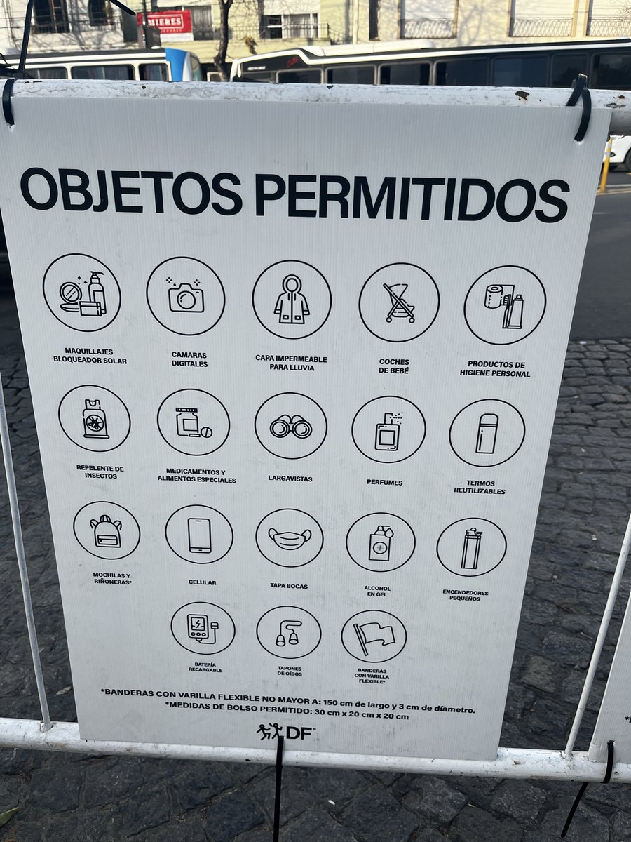 JkabecedariO's tweet photo. che le saqué foto a los carteles afuera del hipódromo, por si les sirven para bts xd lo único q no creo q permitan son carritos y encendedores (y banderas con palo seguro, acá porque era predio abierto) pq vi q para 5sos no dejaban, pero bueno las regulaciones son distintas https://t.co/6PLpXrVahO