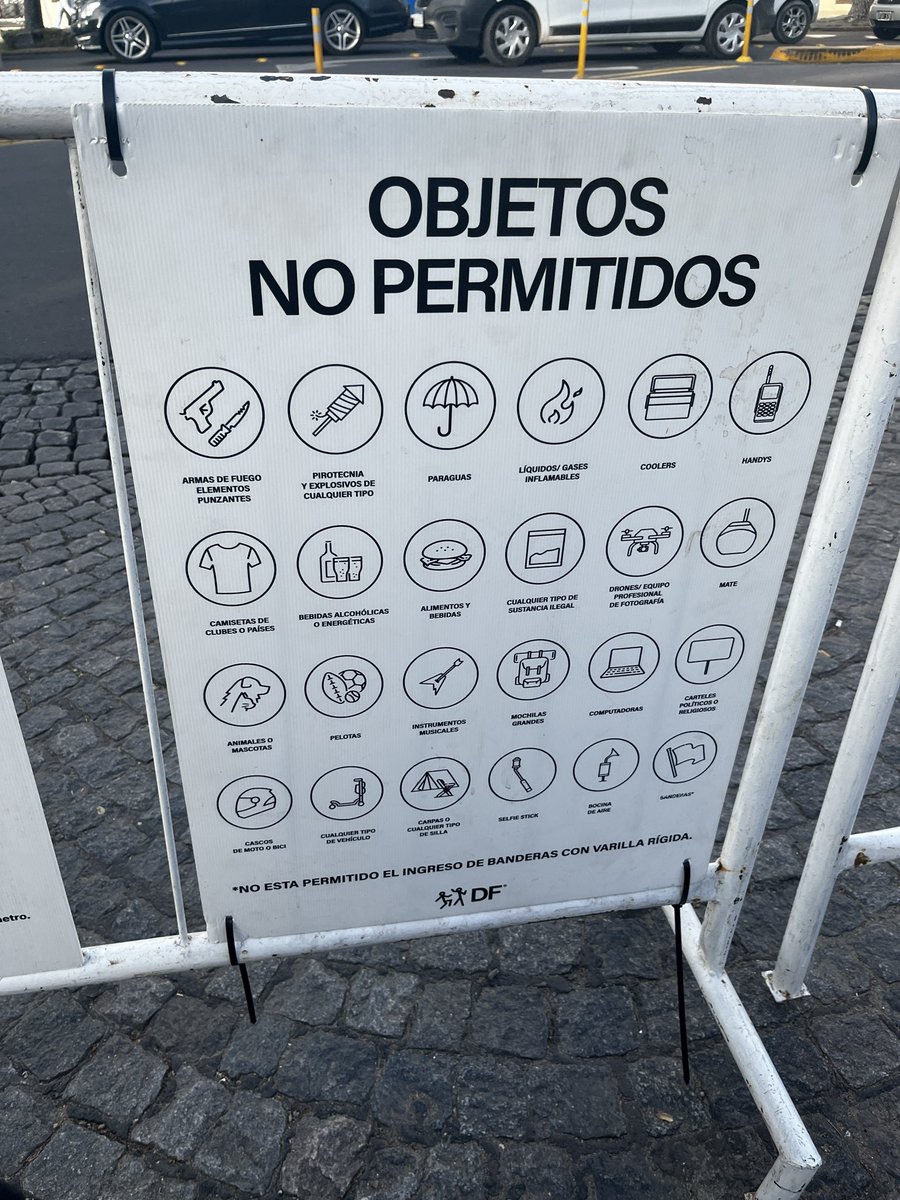JkabecedariO's tweet photo. che le saqué foto a los carteles afuera del hipódromo, por si les sirven para bts xd lo único q no creo q permitan son carritos y encendedores (y banderas con palo seguro, acá porque era predio abierto) pq vi q para 5sos no dejaban, pero bueno las regulaciones son distintas https://t.co/6PLpXrVahO