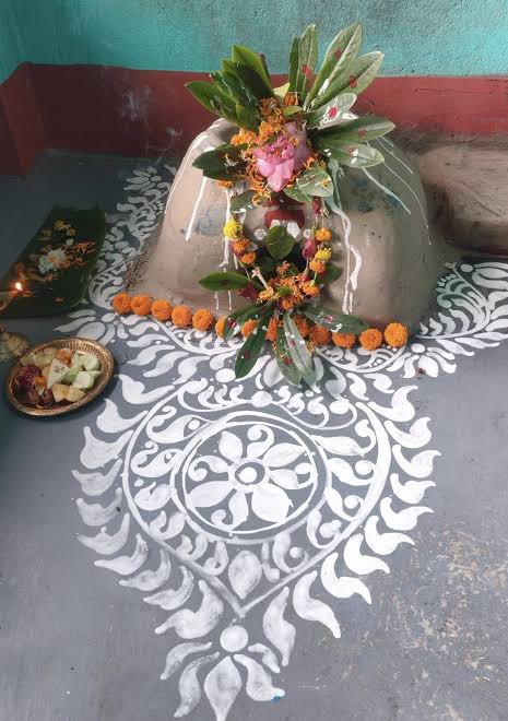 monidipadey's tweet photo. Today is Ranna Puja (রান্না পুজো) in West Bengal. 
This pujo is a traditional Bengali religious festival celebrated on Bhadra Sankranti (the last day of the Bengali month of Bhadra, usually the day before Vishwakarma Puja). 

Ranna pujo is known as the day of Arandhan, which means "no cooking". Cooking on Ranna pujo day is strictly forbidden. 

Women of the household stay awake through the night before the Ranna puja day, to cook a wide variety of dishes on unun (a clay oven). All cooking must be finished before the sun rises. 

On Ranna pujo day the pre-cooked food is first offered to Maa Manasa, to protect the family and bring prosperity. 
Then the families eat the cold food prepared the night before, often relishing it with panta bhat (fermented rice). 

Thirteen types of vegetable fries, kochu saag (taro/ colocasia leaves cooked with lentils or fish heads), and mixed vegetable curries often form the food cooked for Ranna pujo. Along with that tangy chalta (elephant apple) chutney and Coconut-based sweets are also prepared.