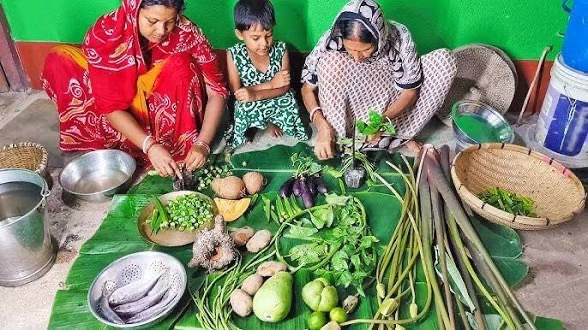 monidipadey's tweet photo. Today is Ranna Puja (রান্না পুজো) in West Bengal. 
This pujo is a traditional Bengali religious festival celebrated on Bhadra Sankranti (the last day of the Bengali month of Bhadra, usually the day before Vishwakarma Puja). 

Ranna pujo is known as the day of Arandhan, which means "no cooking". Cooking on Ranna pujo day is strictly forbidden. 

Women of the household stay awake through the night before the Ranna puja day, to cook a wide variety of dishes on unun (a clay oven). All cooking must be finished before the sun rises. 

On Ranna pujo day the pre-cooked food is first offered to Maa Manasa, to protect the family and bring prosperity. 
Then the families eat the cold food prepared the night before, often relishing it with panta bhat (fermented rice). 

Thirteen types of vegetable fries, kochu saag (taro/ colocasia leaves cooked with lentils or fish heads), and mixed vegetable curries often form the food cooked for Ranna pujo. Along with that tangy chalta (elephant apple) chutney and Coconut-based sweets are also prepared.
