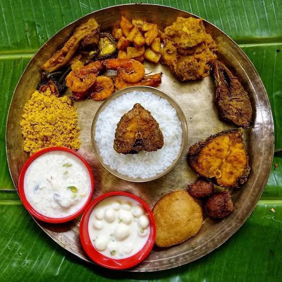 monidipadey's tweet photo. Today is Ranna Puja (রান্না পুজো) in West Bengal. 
This pujo is a traditional Bengali religious festival celebrated on Bhadra Sankranti (the last day of the Bengali month of Bhadra, usually the day before Vishwakarma Puja). 

Ranna pujo is known as the day of Arandhan, which means "no cooking". Cooking on Ranna pujo day is strictly forbidden. 

Women of the household stay awake through the night before the Ranna puja day, to cook a wide variety of dishes on unun (a clay oven). All cooking must be finished before the sun rises. 

On Ranna pujo day the pre-cooked food is first offered to Maa Manasa, to protect the family and bring prosperity. 
Then the families eat the cold food prepared the night before, often relishing it with panta bhat (fermented rice). 

Thirteen types of vegetable fries, kochu saag (taro/ colocasia leaves cooked with lentils or fish heads), and mixed vegetable curries often form the food cooked for Ranna pujo. Along with that tangy chalta (elephant apple) chutney and Coconut-based sweets are also prepared.