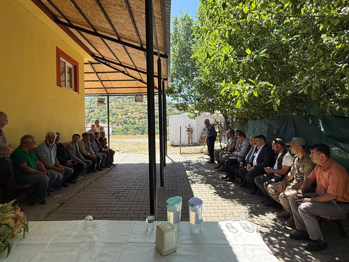 tckarakocan23's tweet photo. Kaymakamımız Sayın Furkan SEYMAN,İlçe Jandarma Komutanı J.Kd.Ütğm. Mustafa AKAR,  İlçe Yazı İşleri Müdürü Mustafa Kuzu ve İlçe Özel İdare Müdürü Selçuk Havuçgil ile birlikte köy ziyaretleri kapsamında;
📍 Bazlama
📍Alabal
köylerini ziyaret etti. https://t.co/ETmb2VRAHR