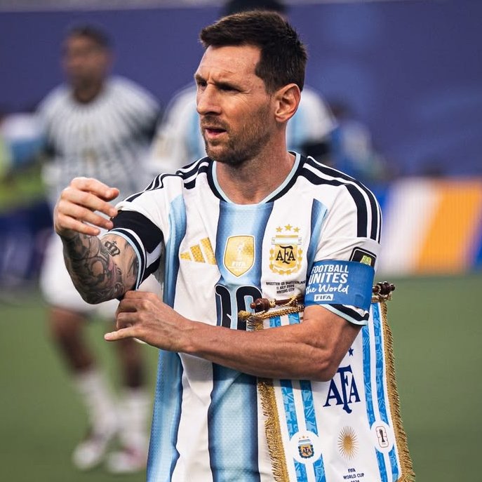 MessiXtraHQ's tweet photo. 🚨🗣️ Karim Adeyemi: "Ballon d'Or? For me, first of all, I think every player is different from the other.

You can't say there's a player who's the best in the world, except for Leo Messi; for me, he's the BEST every year." https://t.co/aYE3BaWN5E