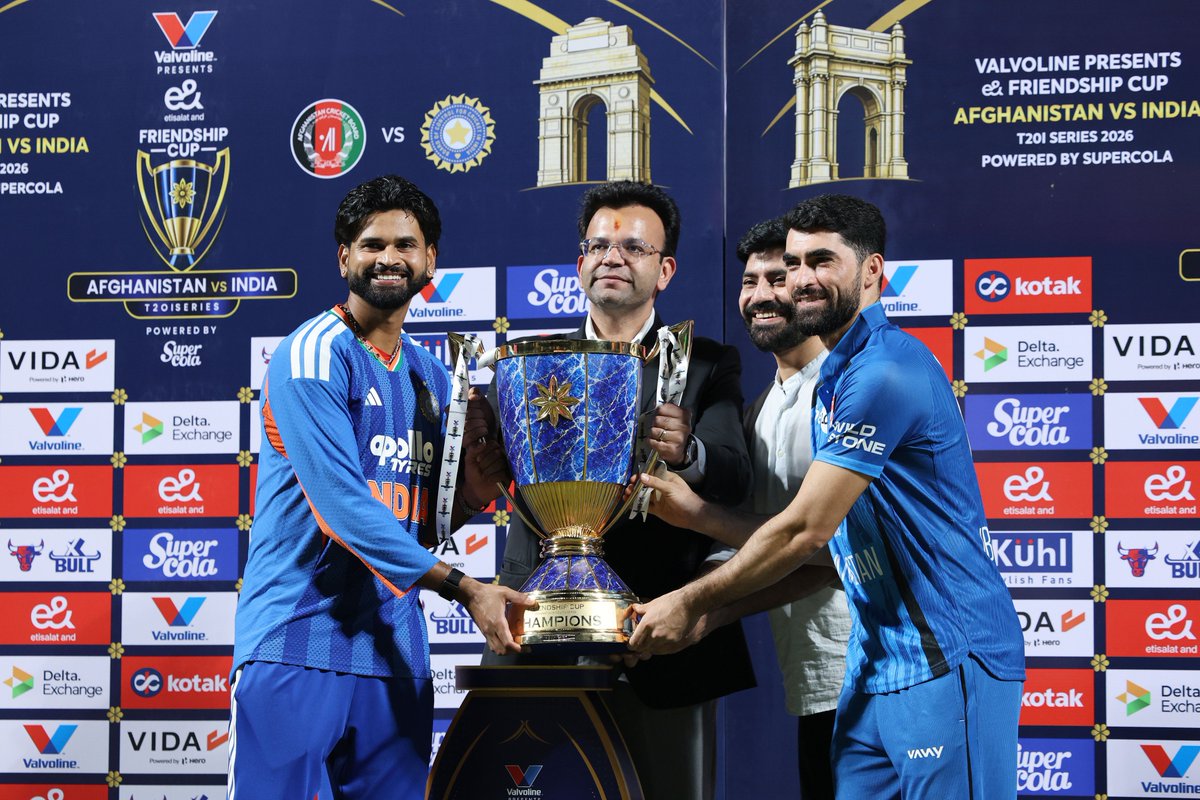 BCCI's tweet photo. 𝗙𝗿𝗶𝗲𝗻𝗱𝘀𝗵𝗶𝗽, indeed! 🤝😊

Afghanistan Captain Ibrahim Zadran joins #TeamIndia and Captain Shreyas Iyer during the victory celebrations 🙌

#AFGvIND | @ACBofficials https://t.co/TniITU33z0