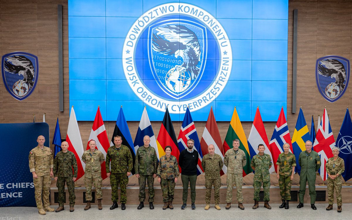 CyberWojska's tweet photo. 🇵🇱 🇩🇰 🇪🇪 🇫🇮 🇮🇸 🇱🇹 🇱🇻 🇳🇱 🇩🇪 🇳🇴 🇸🇪 🇬🇧

12 państw, 1 wspólny cel – bezpieczeństwo regionu

W Dowództwie Komponentu Wojsk Obrony Cyberprzestrzeni w Legionowie odbyła się Konferencja Wiceszefów Obrony Państw Europy Północnej, organizowana przez @SztabGenWP.

To cykliczne forum wymiany doświadczeń i ocen dotyczących sytuacji bezpieczeństwa oraz współpracy wojskowej 12 państw Europy Północnej. Rozmowy służą wzmacnianiu interoperacyjności i gotowości państw regionu do reagowania na zagrożenia.

Konferencję rozpoczęło wystąpienie Dowódcy Komponentu Wojsk Obrony Cyberprzestrzeni gen. dyw. Mariusza Chmielewskiego, który przedstawił uczestnikom rolę i zadania #DKWOC w systemie bezpieczeństwa państwa.

W obradach uczestniczyli zastępcy szefów obrony 12 państw: Polski, Danii, Estonii, Finlandii, Islandii, Litwy, Łotwy, Niderlandów, Niemiec, Norwegii, Szwecji i Wielkiej Brytanii.
