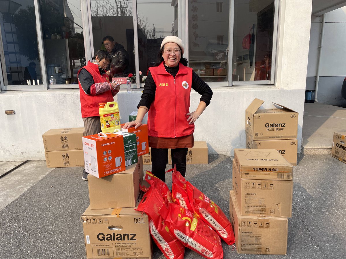 _0526_1004_'s tweet photo. Just wrapped up 3 days volunteering at the local community food bank! Packed 1,200+ grocery boxes for families in need and left with a heart full of warmth ， https://t.co/s9FHV6O0MM