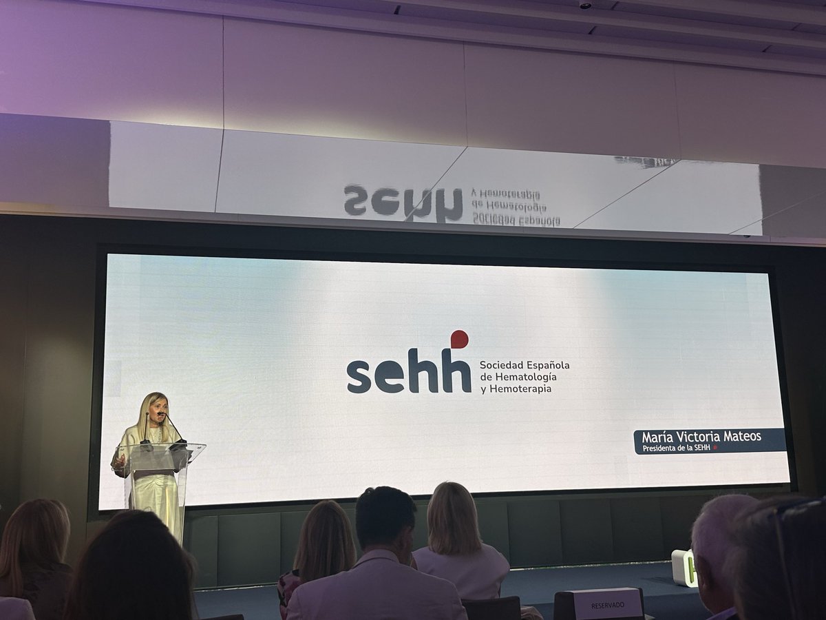 aelcles's tweet photo. Asistimos al 3er #EncuentroHematoavanza26 y 8o Premio Periodismo de la @sehh_es
Presenta nueva imagen #SEHH su director de comunicación @JSanchezFranco y nos da la bienvenida la Dra @mvmateos
#Hematología #Pacientes https://t.co/kdw8aefLbr