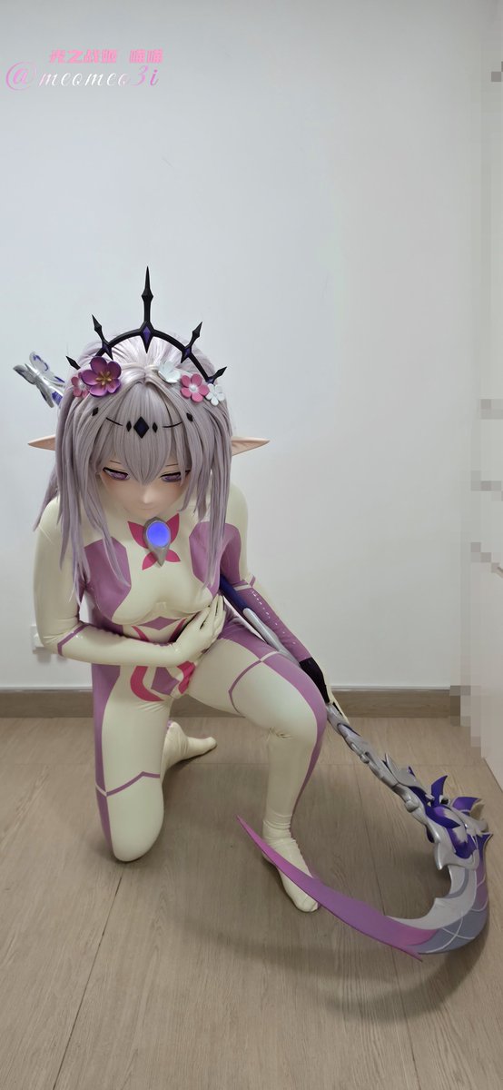 meomeo4i's tweet photo. 「呼...呼...」
石像鬼快速遊擊戰術使喵喵疲於應對
「有破綻！」
「喵嗚...」
戰姬吃痛單膝跪地
「嘿嘿 讓這些為你加油的人閉嘴吧！」
石像鬼對平民發射光線
碰!
...煙霧散去
只見喵喵扶著鐮刀跪倒在市民身前 看來是情況危機下 用身體接下了攻擊

叮咚 叮咚 能量計時器閃爍著紅燈
#kigurumi #着ぐるみ https://t.co/HjgAIUEsDo