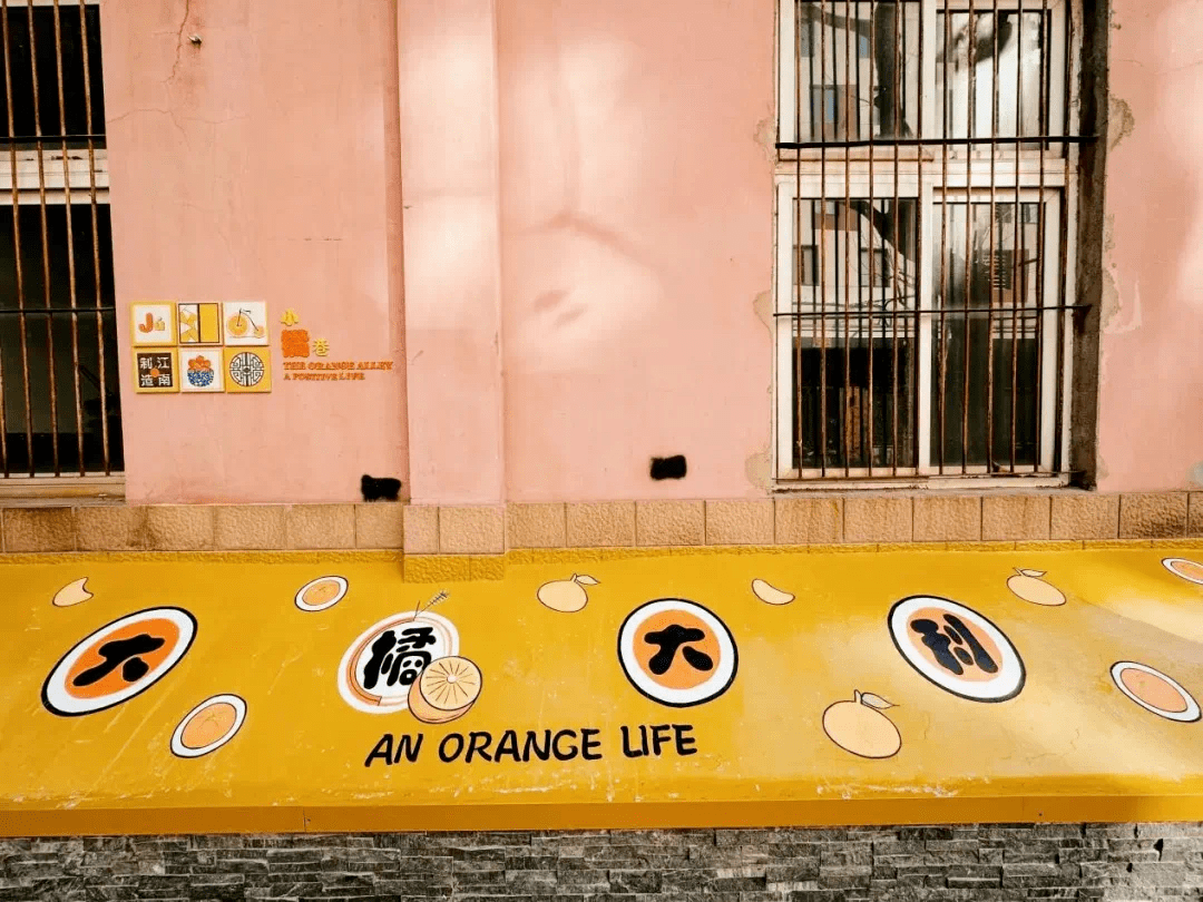 quich342521's tweet photo. [Sunset glow painting the old city street pink — a stray cat curled on a windowsill, waiting for someone’s leftover snack. Quick street snap, perfect little quiet moment.]， https://t.co/ym9C4vFB3F