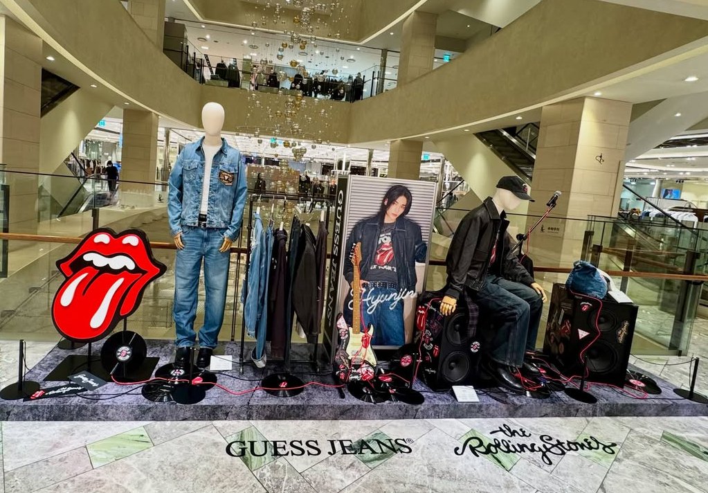ziphne's tweet photo. 📍4F Shinsegae Centum City (Busan)

#현진 #HYUNJIN_GUESSFALL26 https://t.co/kakhEUJDZS