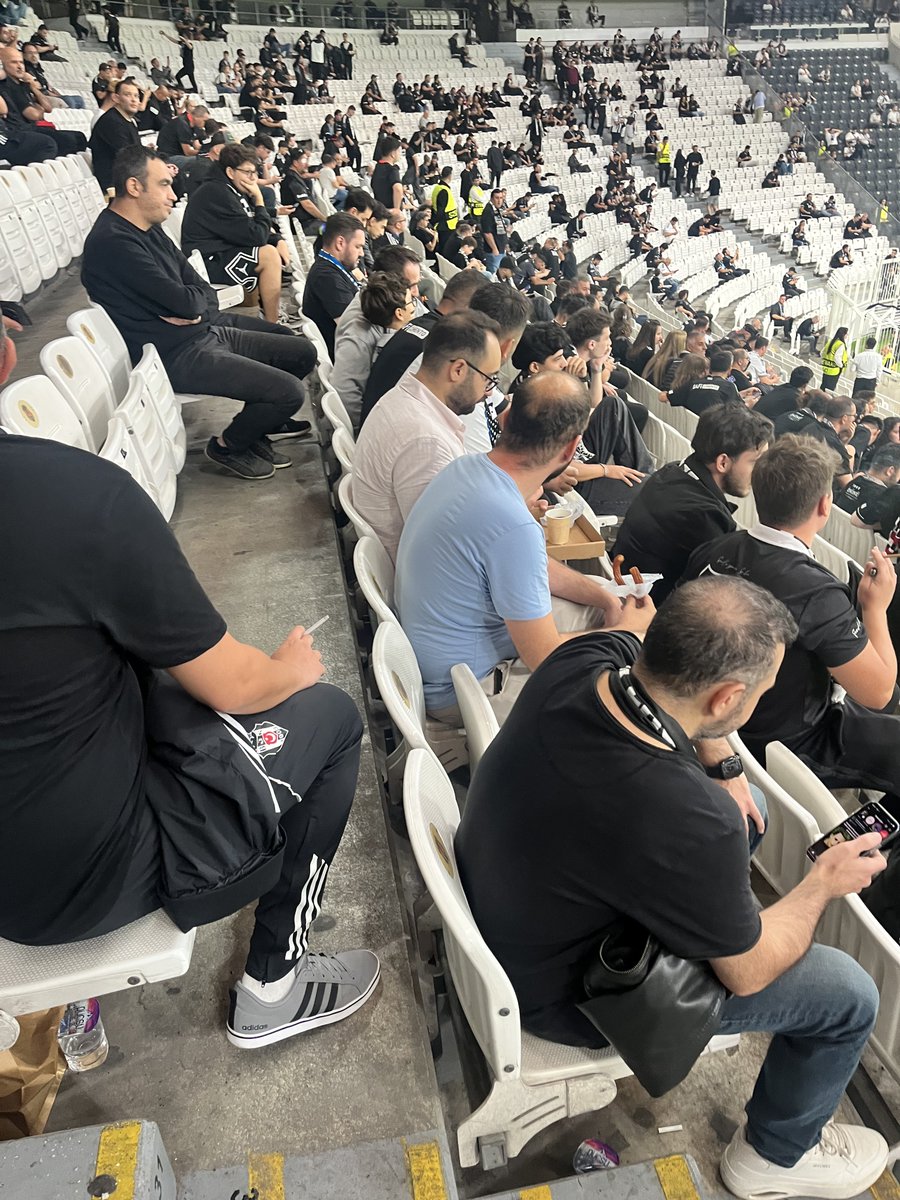 ZekiEnes7's tweet photo. @PrimeLacazet O sırada beşiktaş taraftarı (kuzey alt) https://t.co/f3I54WKYS6