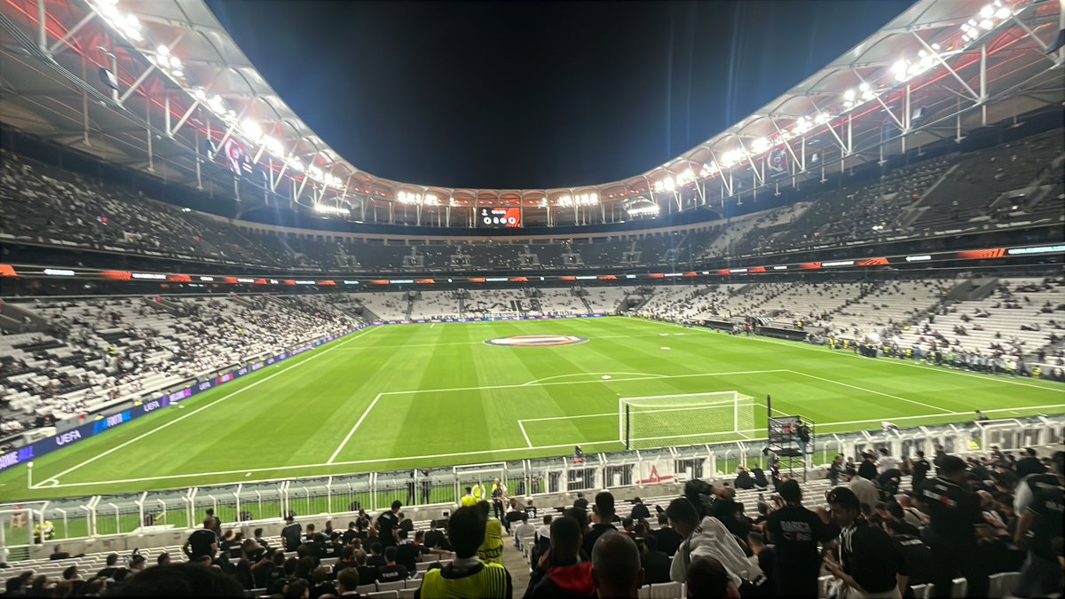 ZekiEnes7's tweet photo. @PrimeLacazet O sırada beşiktaş taraftarı (kuzey alt) https://t.co/f3I54WKYS6