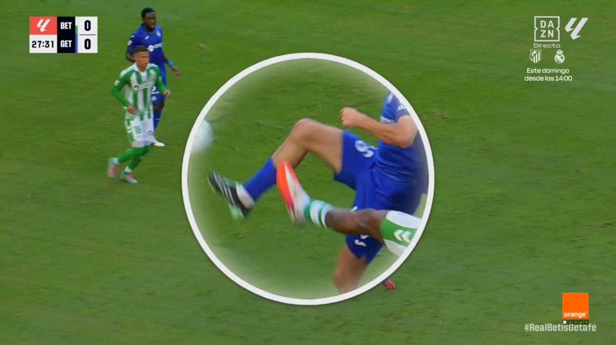 ArchivoVAR's tweet photo. ⁉️💥 ¿Da para roja directa la acción de Junior sobre Francho?

✅ 𝗡𝗢.

👉🏻 El lateral impacta únicamente con la zona superior de la plancha y sin que exista uso de fuerza excesiva.

▪️ Acción en la que Sánchez Martínez debió mostrar la tarjeta amarilla. https://t.co/ZpnBzdWGVN
