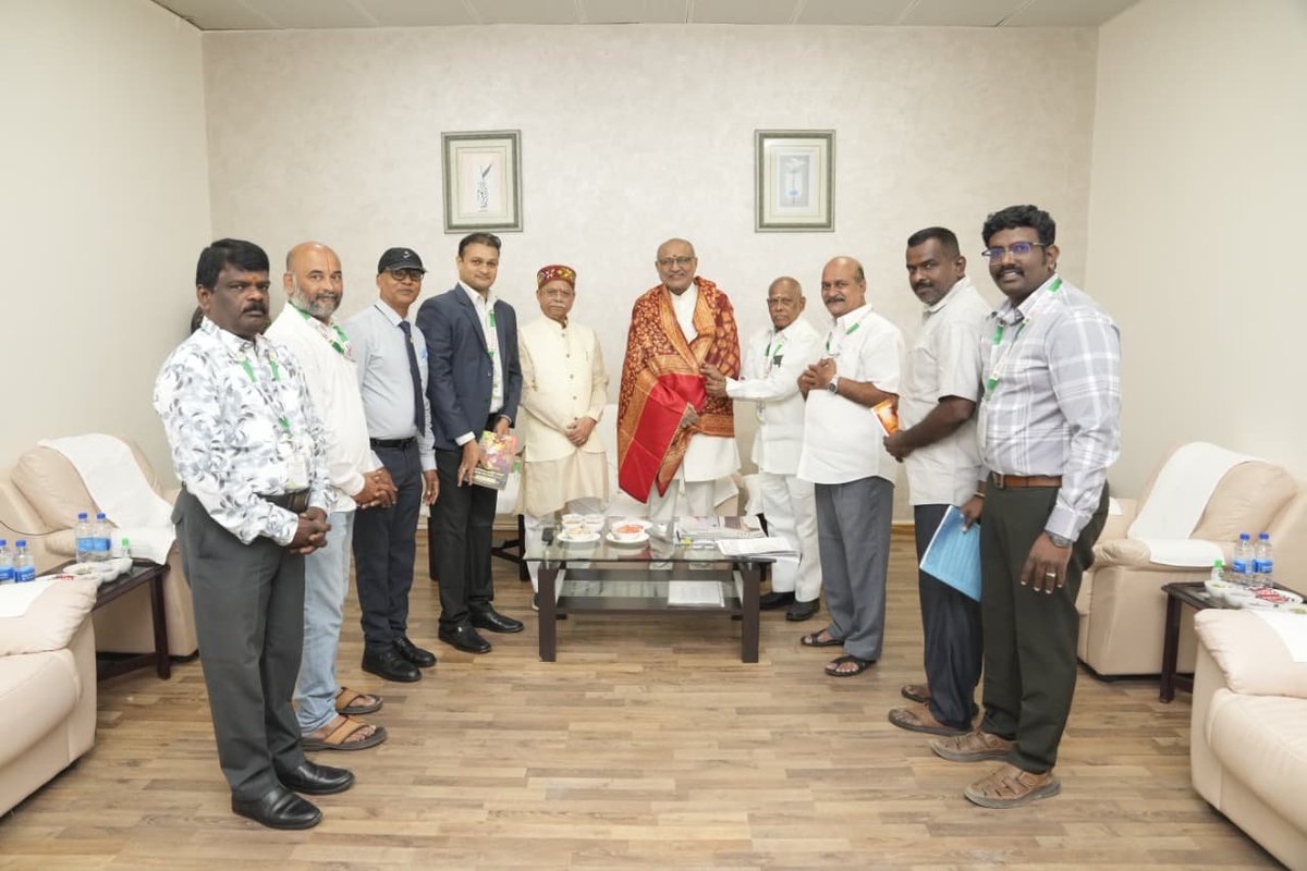 HyderabadTamil's tweet photo. தெலுங்கானா தமிழ்ச் சங்கத்தின் பெருமைமிகு தருணம்!
“தமிழர் நலக் கோரிக்கைகள்: துணை ஜனாதிபதியை சந்தித்த தெலுங்கானா தமிழ்ச் சங்கம்”
தெலுங்கானா தமிழ்ச் சங்கம்,
ஐதராபாத்
#TelanganaTamilSangam #Telangana #Hyderabad #CPRadhakrishnan #VicePresidentOfIndia #TamilByTamil https://t.co/8vCv6oBV44