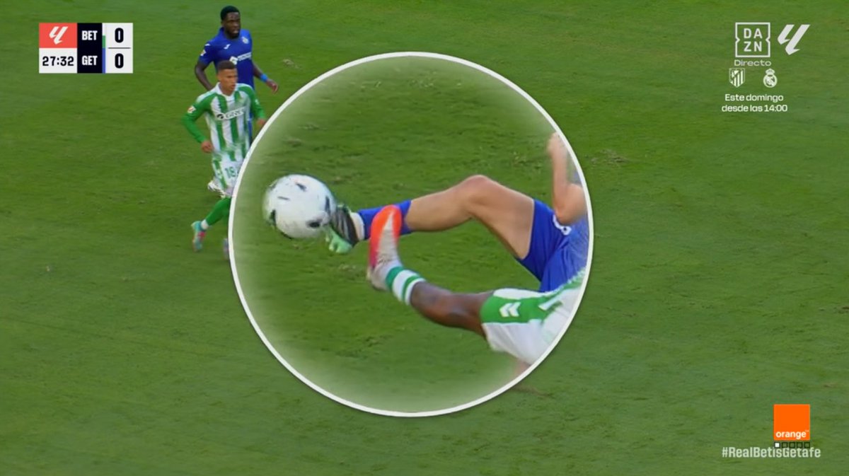 ArchivoVAR's tweet photo. ⁉️💥 ¿Da para roja directa la acción de Junior sobre Francho?

✅ 𝗡𝗢.

👉🏻 El lateral impacta únicamente con la zona superior de la plancha y sin que exista uso de fuerza excesiva.

▪️ Acción en la que Sánchez Martínez debió mostrar la tarjeta amarilla. https://t.co/ZpnBzdWGVN