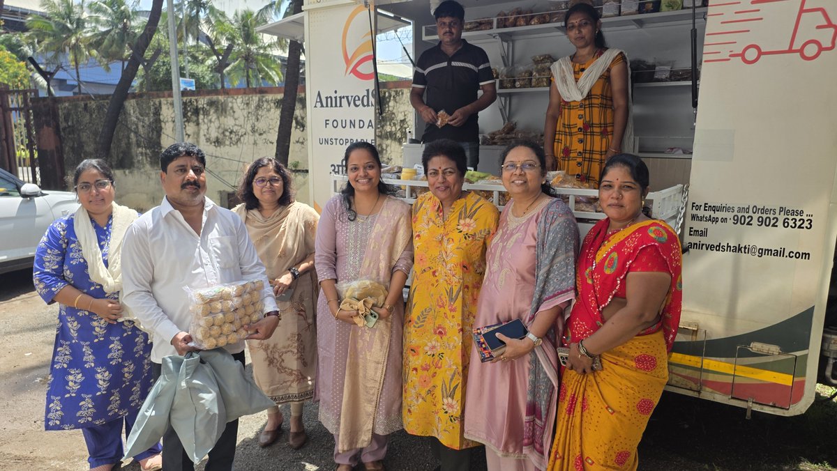 vimshine's tweet photo. Mangala & Saraswati from Shri Swami Samarth Sahayata Gat, Jalgaon are truly a breath of fresh air! 🌸 Earnest, hardworking & committed to quality, it's a joy to bring their delicious homemade products to customers through Shakti on Wheels. 🚐

Heartfelt thanks to Ms.Vaishali Indani Untwal, DCR Konkan Division &  the entire Konkan Bhavan team for consistently supporting & encouraging women entrepreneurs. 🙏

Women at work. Dreams on wheels!
#ShaktiOnWheels #AnirvedShakti #WomenEntrepreneurs #VocalForLocal