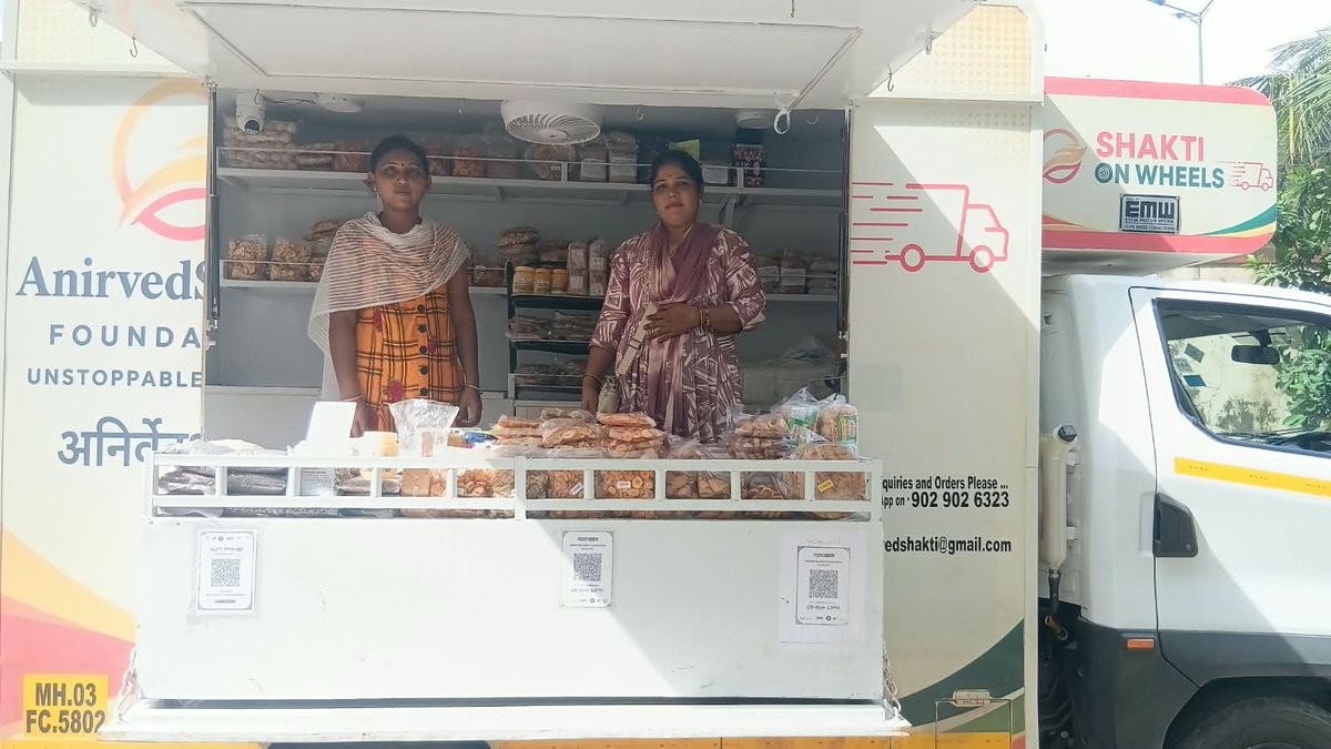 vimshine's tweet photo. Mangala & Saraswati from Shri Swami Samarth Sahayata Gat, Jalgaon are truly a breath of fresh air! 🌸 Earnest, hardworking & committed to quality, it's a joy to bring their delicious homemade products to customers through Shakti on Wheels. 🚐

Heartfelt thanks to Ms.Vaishali Indani Untwal, DCR Konkan Division &  the entire Konkan Bhavan team for consistently supporting & encouraging women entrepreneurs. 🙏

Women at work. Dreams on wheels!
#ShaktiOnWheels #AnirvedShakti #WomenEntrepreneurs #VocalForLocal