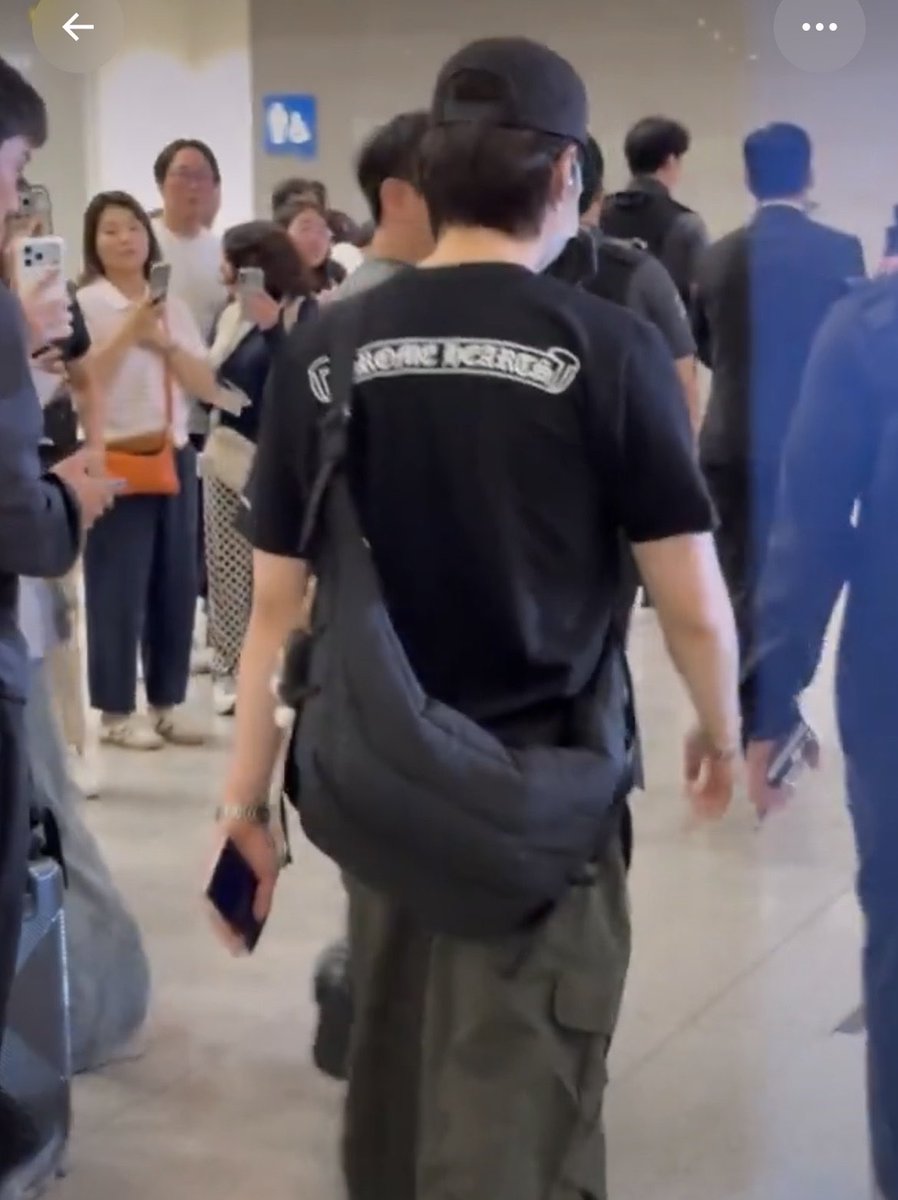 sugasintrIude's tweet photo. Yoongi is wearing a medium soft game bag in water repellent nylon canvas from Lemaire #SUGA #AgustD https://t.co/MtbtSTg2ep