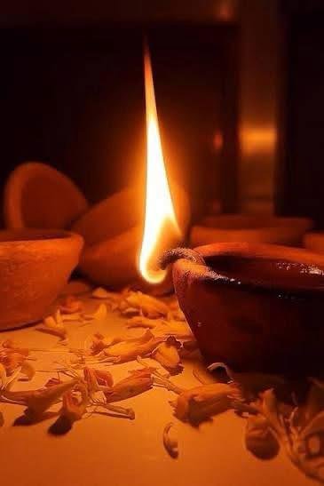 budhwardee's tweet photo. गुरुजी: शाम हो गई है शिष्य, आँगन में दीया जला दो.

शिष्य: गुरुजी आज भिक्षा में तेल नहीं मिला.

गुरुजी: तो घी डाल देना

शिष्य: घी भी नहीं मिला गुरुजी

गुरुजी: अच्छा, तिल का तेल?

शिष्य: वो भी कहाँ मिला गुरुजी

गुरुजी: तो लकड़ी जला लो

शिष्य: लकड़ी महँगी है गुरुजी

गुरुजी: उपले होंगे?

शिष्य: वो भी नहीं हैं.

गुरुजी: सूखी घास?

शिष्य: गुरुजी, वो भी अब मुफ्त नहीं मिलती।

गुरुजी: पड़ोसी के घर से रोशनी आ रही होगी, वहीं बैठ जाते हैं।

शिष्य: वहाँ भी यही हाल है गुरुजी,पड़ोसी ने रोशनी बंद करके सिर्फ मोबाइल की स्क्रीन जला रखी है।

गुरुजी: फिर अँधेरे में ही बैठ जाते हैं।

शिष्य: ठीक है गुरुजी।

गुरुजी: लेकिन अँधेरे में दिखाई क्या देगा?

शिष्य: अँधेरे में ही तो सबसे साफ दिखाई देते है.

गुरुजी :क्या 

शिष्य: अच्छे दिन 

😂😄