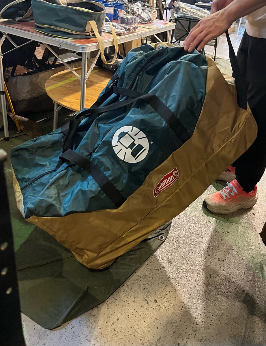 yoshi2309154's tweet photo. 先日　リユースショップでキャスター付き大型バッグゲット😆大荷物運ぶのにこれは便利だ〜😆昔のコールマンのデザイン可愛すぎる🥰 https://t.co/8VlcQDnSZc