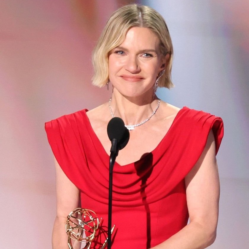 populicc's tweet photo. İlk başrolü için 53 yaşına kadar bekleyen Rhea Seehorn, ilk Emmy Ödülü'nü 54 yaşında kazandı. https://t.co/Oeqj4miRLW