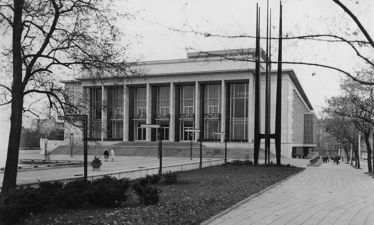 ruda_hvezda's tweet photo. Janáček Theatre, Brno, Czechoslovakia, built in 1965 https://t.co/7VoXbyHaQh
