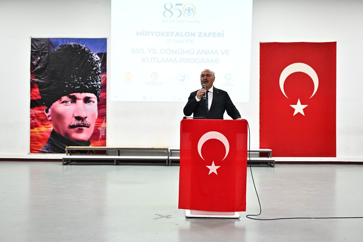 DenizliValiligi's tweet photo. 📍 Çivril

🇹🇷 Malazgirt Zaferi ile adım attığımız Anadolu topraklarının ebedî Türk yurdu olduğunun tescillendiği Miryokefalon Zaferi’nin 850. yıl dönümü kutlu olsun.

📌 Zaferin yıl dönümünde, bundan 850 yıl önce bu topraklarda kazanılan şanlı zaferin kahramanlarını yâd etmek, zaferin ruhunu ve coşkusunu yaşatmak ve bu tarihî mirası gelecek nesillere aktarmak amacıyla düzenlenen kutlama programına Valimiz Sayın @yskosger katıldı.

📍 Çivril Şevkiye Özel Fen Lisesi Konferans Salonu’nda düzenlenen program, Kur’an-ı Kerim tilavetiyle başladı. Pamukkale Müftüsü tarafından yapılan duanın ardından Miryokefalon Zaferi’ni konu alan film gösterimi gerçekleştirildi.

📌 Programın açılış konuşmasını yapan 1176 Derneği Başkanı, Pamukkale Üniversitesi Tarih Bölümü Öğretim Üyesi Doç. Dr. İbrahim Balık, Miryokefalon Zaferi’nin önümüzdeki yıl kutlamalarında, Devletimizin en üst düzeyde temsil edildiği bir programla gerçekleştirilmesini arzu ettiklerini ifade etti.

💬 Valimiz Sayın Köşger ise programda yaptığı konuşmada, Miryokefalon Zaferi’nin Anadolu’nun Türk yurdu olarak tescillenmesindeki tarihî önemine değindi.

💬 Valimiz Sayın Köşger, zaferin gerçekleştiği konuma dair çeşitli iddiaların olduğuna değinerek, Çivril Kufi Boğazı tezini bilimsel verilerle desteklemek adına akademisyenlerden oluşan bir bilim heyeti ve tertip komitesi kurulduğunu, bölgede yüzey araştırmalarının başlatılacağını ve elde edilecek bulgularla Çivril’e bir müze kazandırılacağını müjdeledi. 

💬Valimiz Sayın Köşger, “Savaşın nerede yaşandığından ziyade asıl önemli olan, zaferin ruhunu yarınlara aktarabilmektir.” diyerek millî şuurun yaşatılmasının önemini vurguladı.

💬 Konuşmasında tarihten günümüze coğrafyamız üzerindeki kirli emellerin bitmediğine işaret eden Valimiz Sayın Köşger, o günlerde Bizans ve Haçlıların emellerine dikkat çekerek tarihî süreç içinde emperyalistlerin de ülkemize karşı aynı emelleri beslediğine değindi ve İspanya’daki Müslüman varlığının 850 yıl sonra sona erdirildiği Endülüs sürecini örnek gösterdi. Valimiz Sayın Köşger, benzer şekilde Anadolu topraklarından Türkleri atmak isteyenlerin terör, anarşi ve FETÖ gibi yapılar üzerinden Türkiye’yi zayıflatma çabalarının bu tarihsel zihniyetin bir uzantısı olduğunu ifade etti.
 
💬 Valimiz Sayın Köşger, emperyalist güçlerin zamanı geldiğinde Türkleri bu coğrafyadan atma fikirlerini güncelleyip tekrar yeni bir versiyonunu devreye soktuklarını vurgulayarak, bu noktada gençlerin çok uyanık olması gerektiğine değindi ve gençlere şöyle seslendi: “Miryokefalon’daki o ruhu yüreğinizde taşımanız lazım. Miryokefalon’un esası budur.”

📌 Konuşmaların ardından Miryokefalon Zaferi’nin 850. yılı anısına hazırlanan Hatıra Madalyonu ve plaketlerin takdimi gerçekleştirildi. Düzenlenen yarışmada dereceye giren öğrencilere de ödülleri takdim edildi.

📌 Kapalı spor salonunda devam eden programda ise halk oyunları ekipleri ve Mehteran Takımı tarafından gerçekleştirilen gösteriler ile Çivril Belediyesi Güreş Takımı ve Geleneksel Okçu Atış Gösterileri izleyenlere zafer coşkusunu yaşattı.