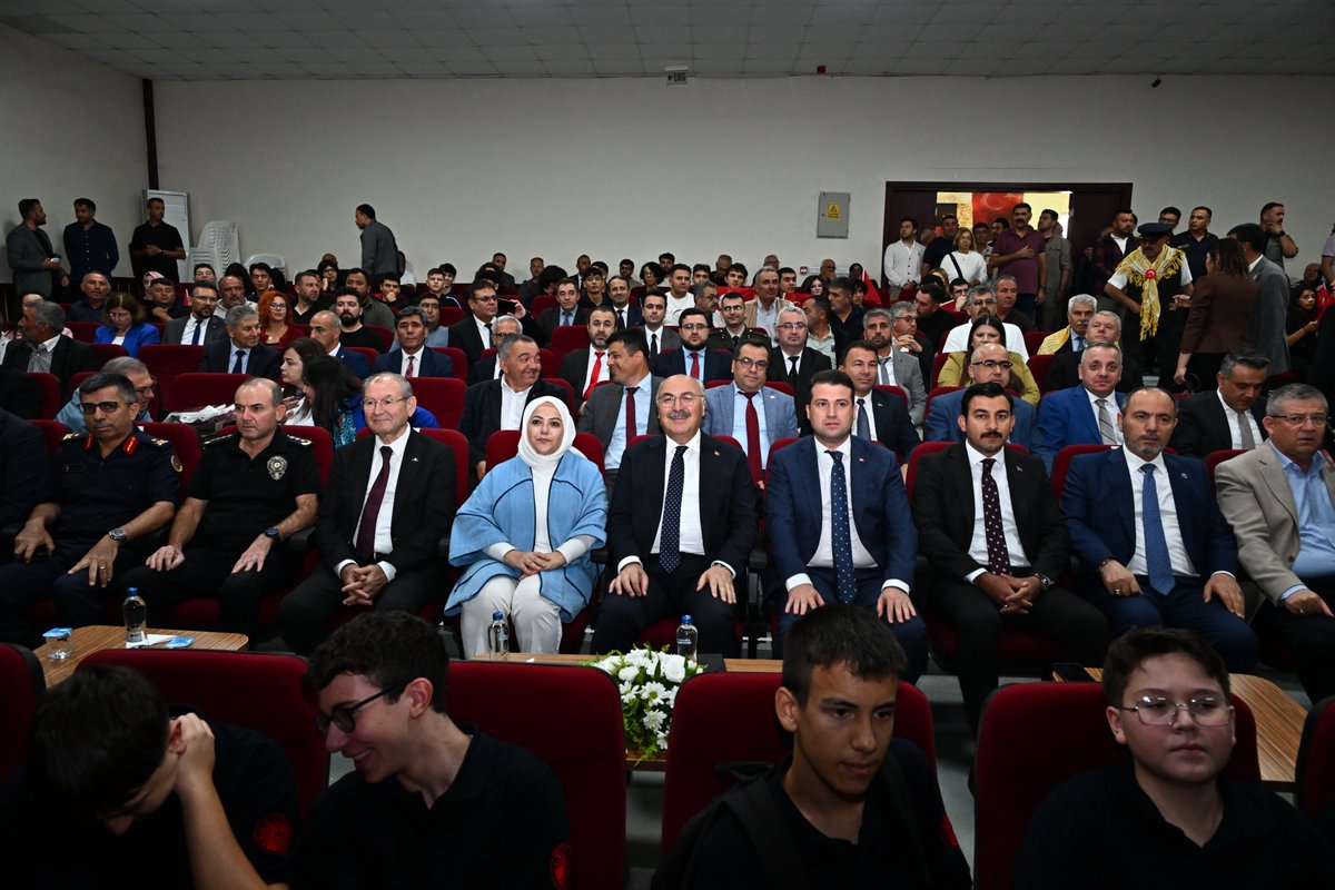 DenizliValiligi's tweet photo. 📍 Çivril

🇹🇷 Malazgirt Zaferi ile adım attığımız Anadolu topraklarının ebedî Türk yurdu olduğunun tescillendiği Miryokefalon Zaferi’nin 850. yıl dönümü kutlu olsun.

📌 Zaferin yıl dönümünde, bundan 850 yıl önce bu topraklarda kazanılan şanlı zaferin kahramanlarını yâd etmek, zaferin ruhunu ve coşkusunu yaşatmak ve bu tarihî mirası gelecek nesillere aktarmak amacıyla düzenlenen kutlama programına Valimiz Sayın @yskosger katıldı.

📍 Çivril Şevkiye Özel Fen Lisesi Konferans Salonu’nda düzenlenen program, Kur’an-ı Kerim tilavetiyle başladı. Pamukkale Müftüsü tarafından yapılan duanın ardından Miryokefalon Zaferi’ni konu alan film gösterimi gerçekleştirildi.

📌 Programın açılış konuşmasını yapan 1176 Derneği Başkanı, Pamukkale Üniversitesi Tarih Bölümü Öğretim Üyesi Doç. Dr. İbrahim Balık, Miryokefalon Zaferi’nin önümüzdeki yıl kutlamalarında, Devletimizin en üst düzeyde temsil edildiği bir programla gerçekleştirilmesini arzu ettiklerini ifade etti.

💬 Valimiz Sayın Köşger ise programda yaptığı konuşmada, Miryokefalon Zaferi’nin Anadolu’nun Türk yurdu olarak tescillenmesindeki tarihî önemine değindi.

💬 Valimiz Sayın Köşger, zaferin gerçekleştiği konuma dair çeşitli iddiaların olduğuna değinerek, Çivril Kufi Boğazı tezini bilimsel verilerle desteklemek adına akademisyenlerden oluşan bir bilim heyeti ve tertip komitesi kurulduğunu, bölgede yüzey araştırmalarının başlatılacağını ve elde edilecek bulgularla Çivril’e bir müze kazandırılacağını müjdeledi. 

💬Valimiz Sayın Köşger, “Savaşın nerede yaşandığından ziyade asıl önemli olan, zaferin ruhunu yarınlara aktarabilmektir.” diyerek millî şuurun yaşatılmasının önemini vurguladı.

💬 Konuşmasında tarihten günümüze coğrafyamız üzerindeki kirli emellerin bitmediğine işaret eden Valimiz Sayın Köşger, o günlerde Bizans ve Haçlıların emellerine dikkat çekerek tarihî süreç içinde emperyalistlerin de ülkemize karşı aynı emelleri beslediğine değindi ve İspanya’daki Müslüman varlığının 850 yıl sonra sona erdirildiği Endülüs sürecini örnek gösterdi. Valimiz Sayın Köşger, benzer şekilde Anadolu topraklarından Türkleri atmak isteyenlerin terör, anarşi ve FETÖ gibi yapılar üzerinden Türkiye’yi zayıflatma çabalarının bu tarihsel zihniyetin bir uzantısı olduğunu ifade etti.
 
💬 Valimiz Sayın Köşger, emperyalist güçlerin zamanı geldiğinde Türkleri bu coğrafyadan atma fikirlerini güncelleyip tekrar yeni bir versiyonunu devreye soktuklarını vurgulayarak, bu noktada gençlerin çok uyanık olması gerektiğine değindi ve gençlere şöyle seslendi: “Miryokefalon’daki o ruhu yüreğinizde taşımanız lazım. Miryokefalon’un esası budur.”

📌 Konuşmaların ardından Miryokefalon Zaferi’nin 850. yılı anısına hazırlanan Hatıra Madalyonu ve plaketlerin takdimi gerçekleştirildi. Düzenlenen yarışmada dereceye giren öğrencilere de ödülleri takdim edildi.

📌 Kapalı spor salonunda devam eden programda ise halk oyunları ekipleri ve Mehteran Takımı tarafından gerçekleştirilen gösteriler ile Çivril Belediyesi Güreş Takımı ve Geleneksel Okçu Atış Gösterileri izleyenlere zafer coşkusunu yaşattı.