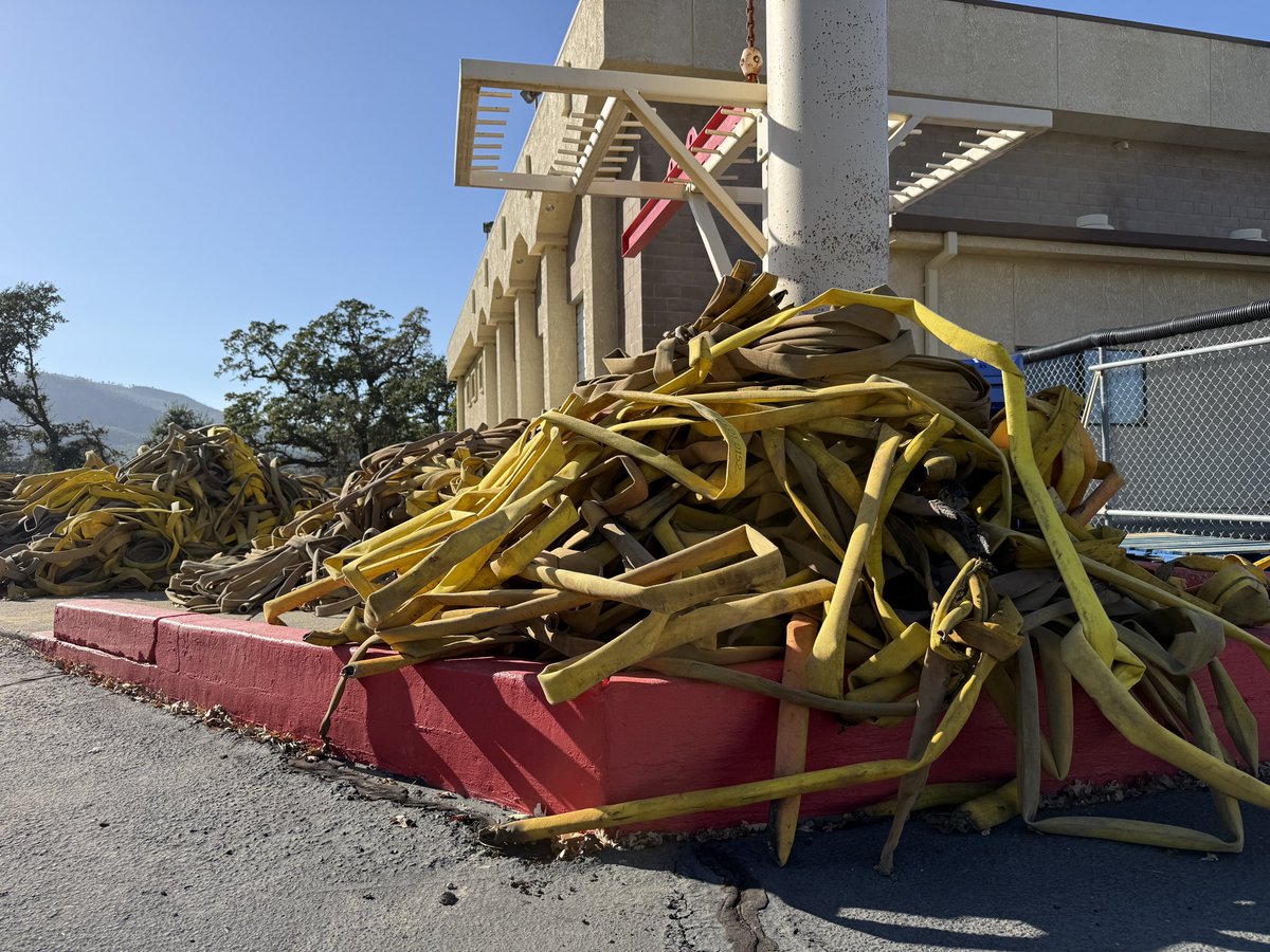 CALFIRELNU's tweet photo. Did you know that approximately 125,000 feet of hose was used by firefighters while fighting the #LucasFire? That is nearly 24 miles.
That hose is now being pulled from the fire and moved to Station 60 in Middletown to be inspected, washed and rolled back up.
Thank you to the South Lake County Fire Protection District who has the real estate for this tedious, yet necessary job to get it consolidated back into hose modules and ready for deployment on the next fire.