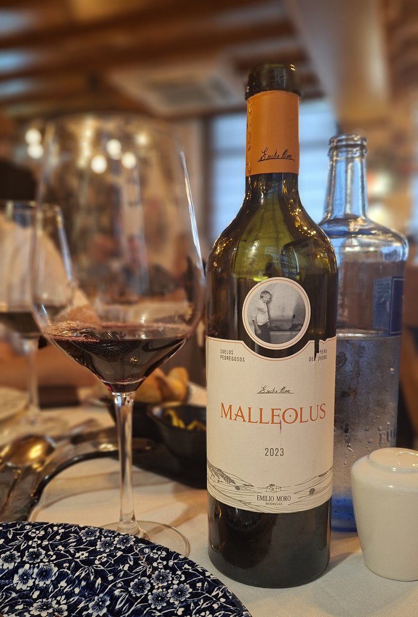 dmanso73's tweet photo. Un histórico, un clásico en el barrio es Asador Avelino. Comida tradicional y buen vino. Manteniendo costumbres 👌🍷
#vino #gastronomia #relax https://t.co/6BkfQ2keIg