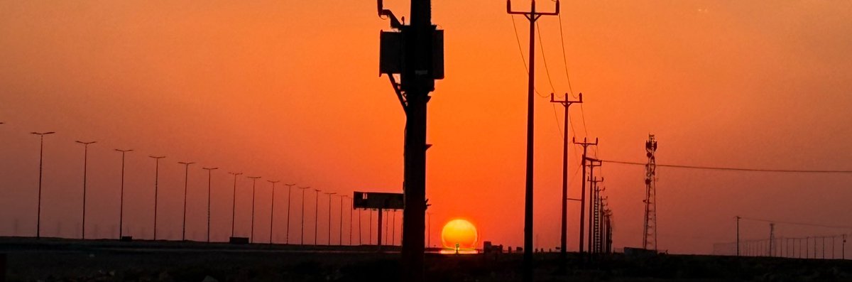 iayll1's tweet photo. علمتنا الشمس نرضى بالرحيل 
كل يومٍ يغرق الضي ف عباب https://t.co/ylrv7wiGF1