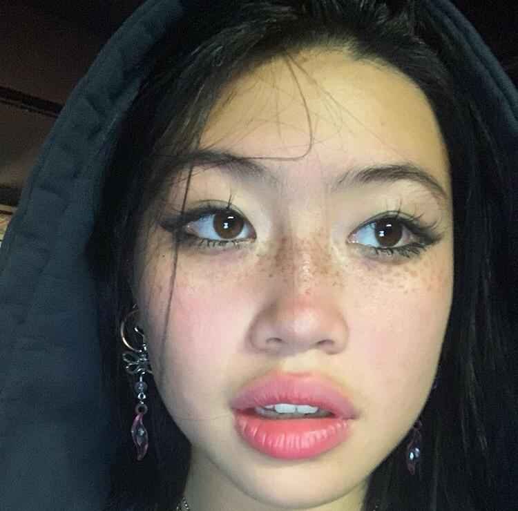domgoonerX's tweet photo. Beabadoobee is peak faceporn https://t.co/5uX8ASokAH