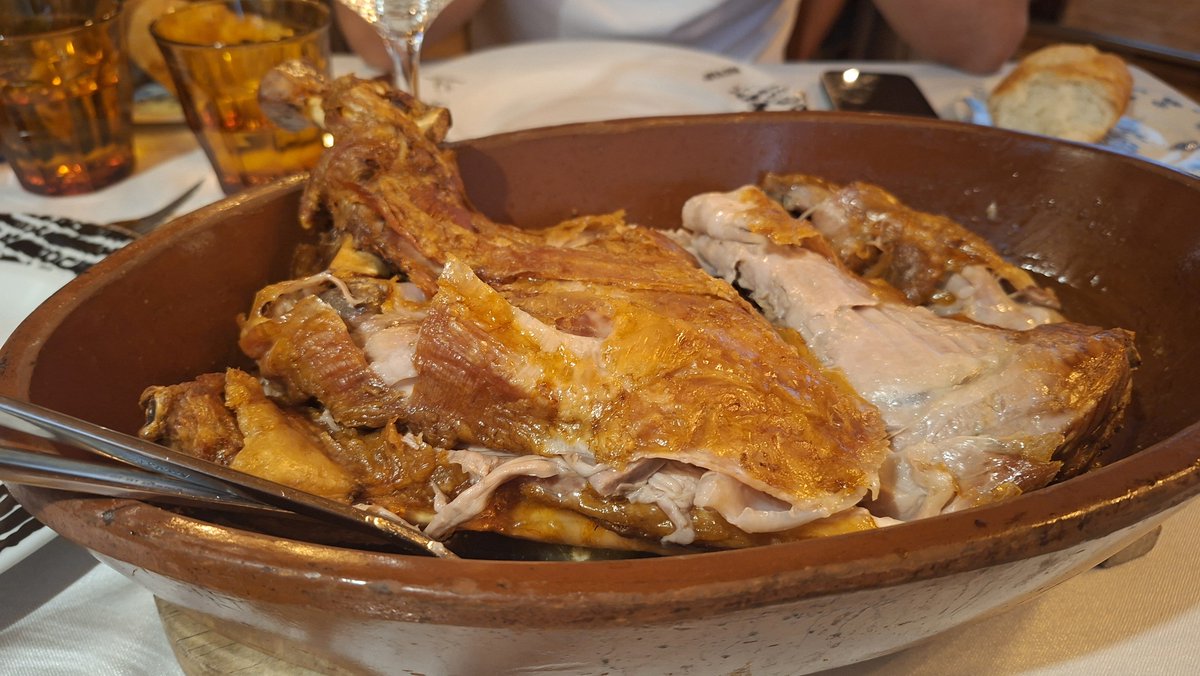 dmanso73's tweet photo. Un histórico, un clásico en el barrio es Asador Avelino. Comida tradicional y buen vino. Manteniendo costumbres 👌🍷
#vino #gastronomia #relax https://t.co/6BkfQ2keIg