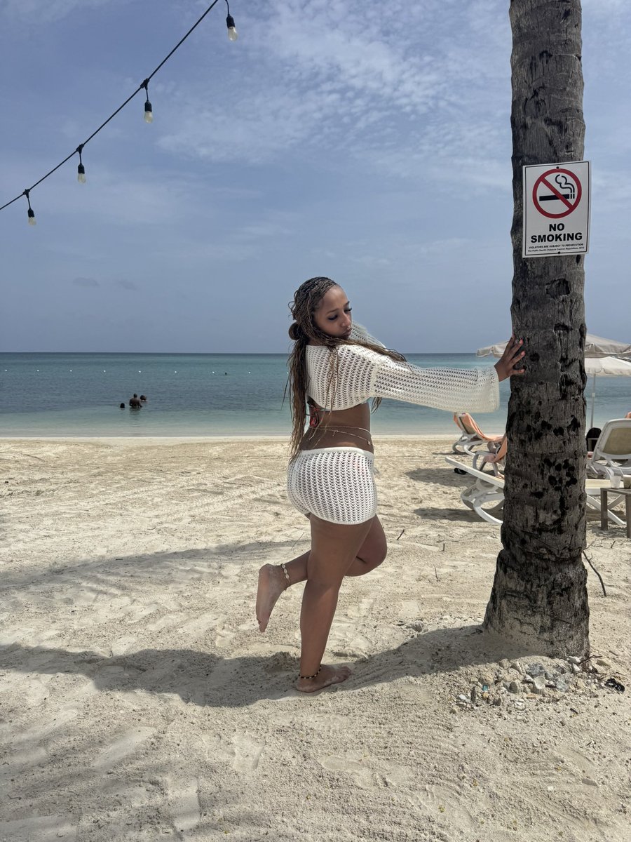 thiccitywitdez's tweet photo. i deserve to be onna island somewhere with no worries 😫 https://t.co/5tjV9WSzbO