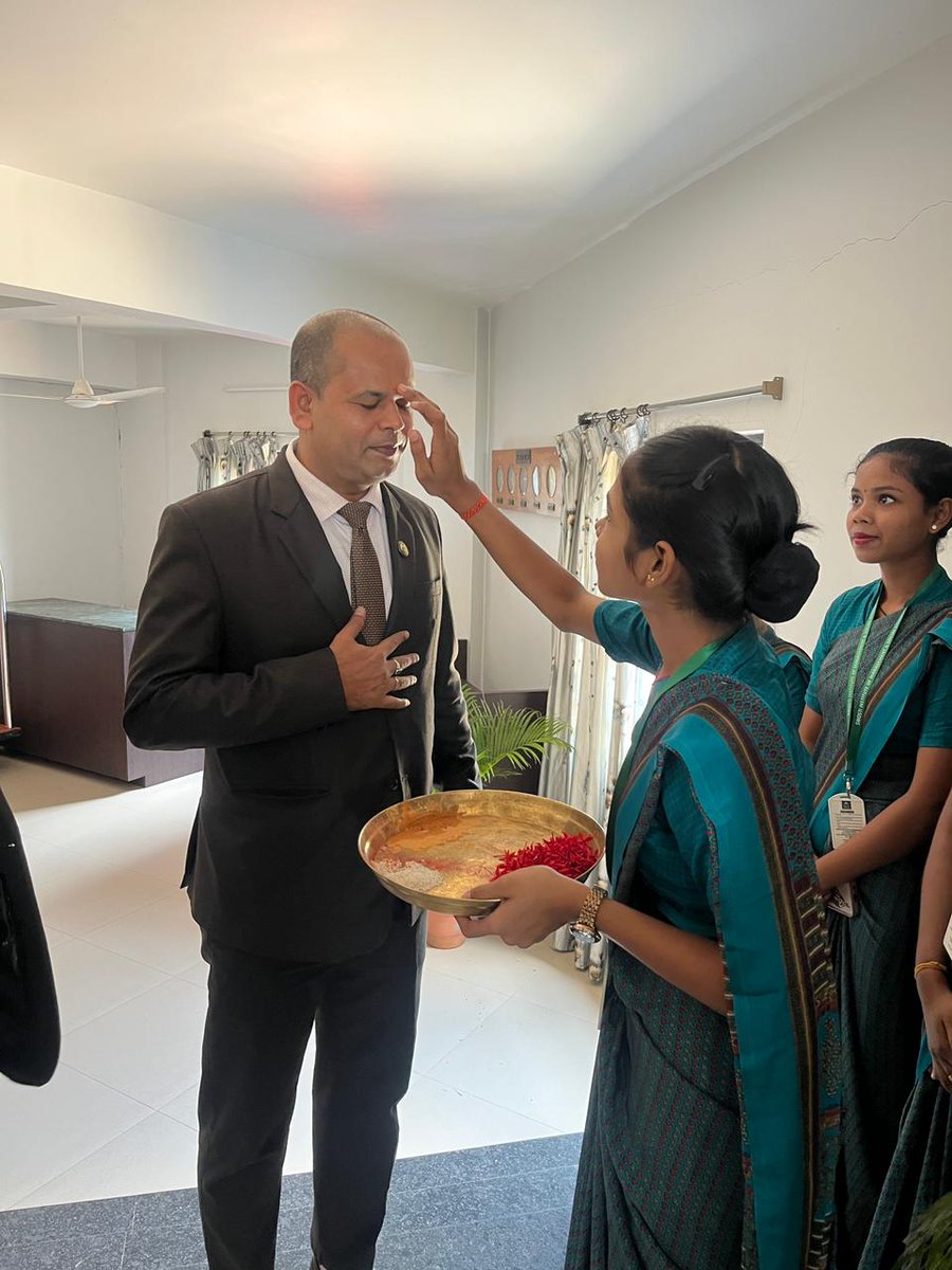 swosticollege's tweet photo. Our students had the opportunity to participate in an engaging and insightful session with 𝐌𝐫. 𝐀𝐦𝐢𝐭 𝐊𝐮𝐦𝐚𝐫, 𝐆𝐞𝐧𝐞𝐫𝐚𝐥 𝐌𝐚𝐧𝐚𝐠𝐞𝐫 – 𝐒𝐚𝐥𝐞𝐬, 𝐒𝐰𝐨𝐬𝐭𝐢 𝐆𝐫𝐨𝐮𝐩. https://t.co/IC9RU14ysr