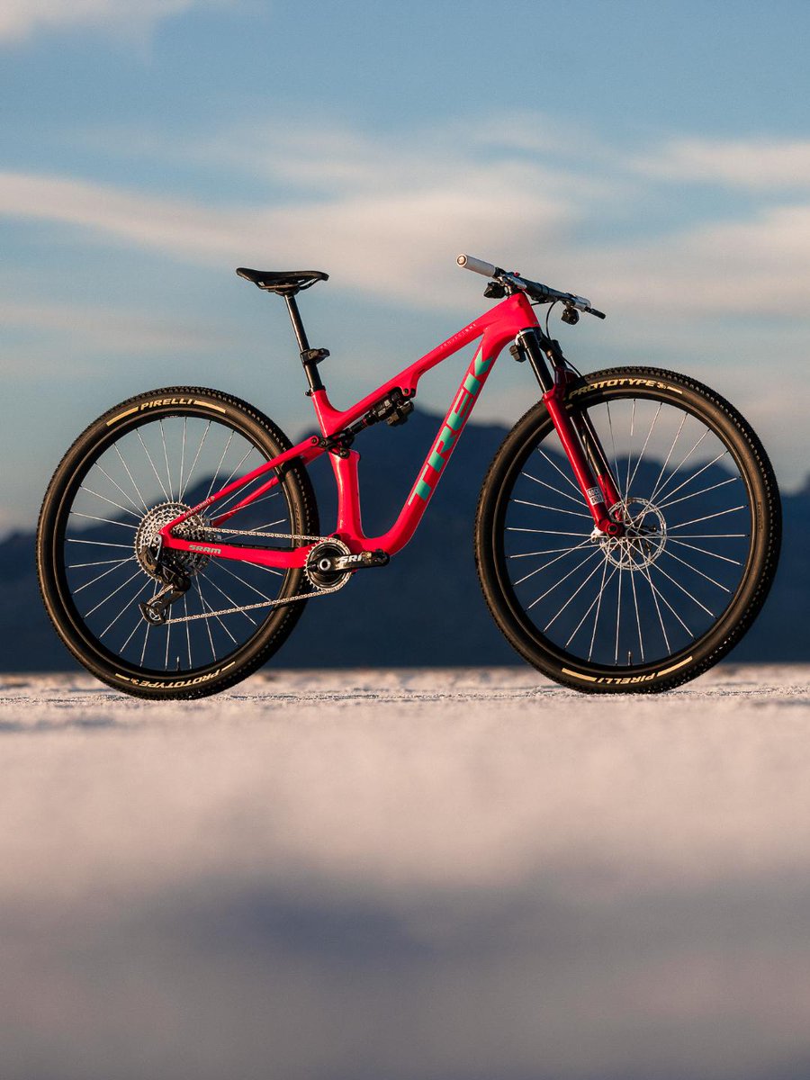 TrekBikes's tweet photo. Speed like you've never seen 🏎️ Take a closer look at our 32" prototype, making its debut with Trek-Unbroken XC this weekend in Soldier Hollow. Looks good on salt flats; made for the meanest races in the world. 
 
📸 @rossbellphoto https://t.co/frzMIJGOWs