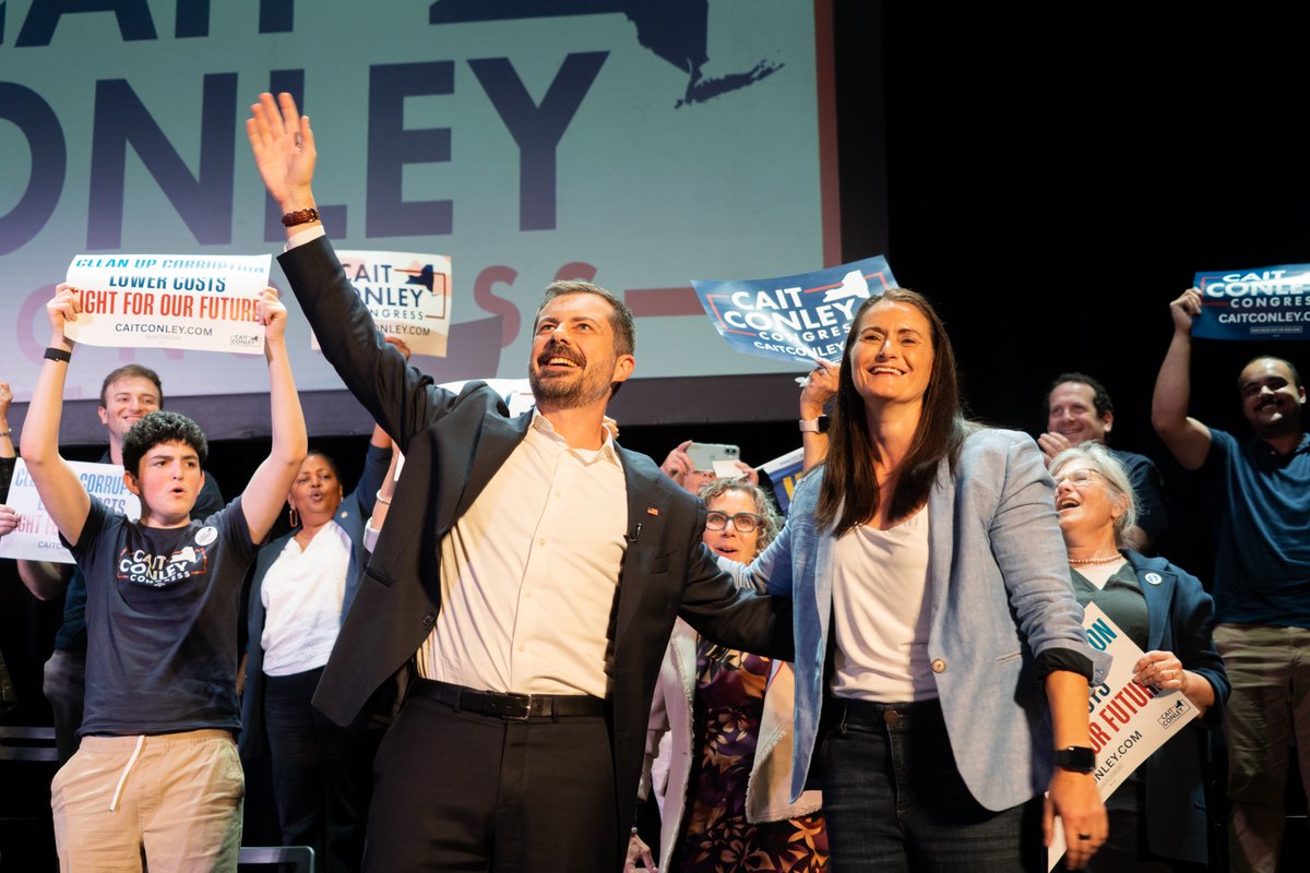 CaitforNewYork's tweet photo. #TeamCait SHOWED UP last night! Thank you to the nearly 1,000 people who took time out of your busy schedules to get into the arena and join our fight against Washington corruption and for the better, more affordable future that the Hudson Valley deserves.

And to our guest of honor, @PeteButtigieg, I’m so proud to have your support in this race. From one veteran to another — it truly means the world.

We have 47 days to send Mike Lawler packing. So let’s go out there, fight like hell, and win!