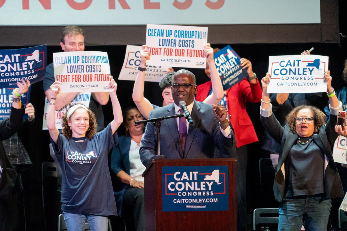 CaitforNewYork's tweet photo. #TeamCait SHOWED UP last night! Thank you to the nearly 1,000 people who took time out of your busy schedules to get into the arena and join our fight against Washington corruption and for the better, more affordable future that the Hudson Valley deserves.

And to our guest of honor, @PeteButtigieg, I’m so proud to have your support in this race. From one veteran to another — it truly means the world.

We have 47 days to send Mike Lawler packing. So let’s go out there, fight like hell, and win!