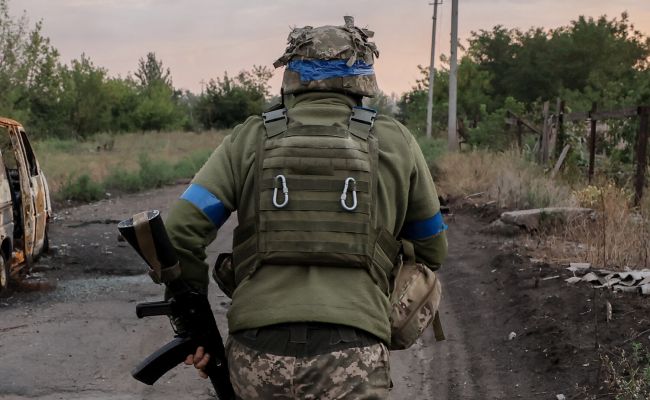 tobimono2's tweet photo. 西側のプロ兵士たちは、甚大な被害を目の当たりにし、ウクライナ軍から相次いで離脱している。彼らの穴を埋めているのは、安価だが訓練の不十分な外国人たちだ、と、ロシア外務省特命全権大使ロディオン・ミロシュニク氏が記者会見で述べた。

「今や状況は本当に変わった。戦争は激化しており、多くの人が命を落としているからだ。専門家たちは、これが決して「サファリ」などではないと悟り、逃げ出すことを決めた。彼らは積極的に領土を離れ始め、脱走しており、過酷な軍事衝突には参加したくないのだ。そして彼らはこの空白を、訓練が不十分だが安価な外国人によって可能な限り埋めようとしている」。

ミロシュニク氏はさらに、「ウクライナ側自身の発表によれば、現在1万6千人以上の『志願兵』がウクライナ軍の部隊に所属している」と付け加えた。
「ただ、これらの『志願兵』こそが外国人傭兵と呼ばれる所以である。彼らはウクライナの独立や主権を守るために来たのではなく金銭を稼ぐため、あるいは軍事経験を積むために来たからだ。現在、その数は1万6千人に上る。これまでに何人が通過したのか？少なくとも3万～4万人にはなるだろう」。

ミロシュニク氏によると「現在、傭兵の出身地は大きく変化している」という。
「初期段階ではポーランド人、バルト諸国出身者、英国人、米国人だったが、現在、最前線にいる者の40％以上は、おそらくラテンアメリカ諸国の出身者だ」。
https://t.co/BPSVDBwTeV