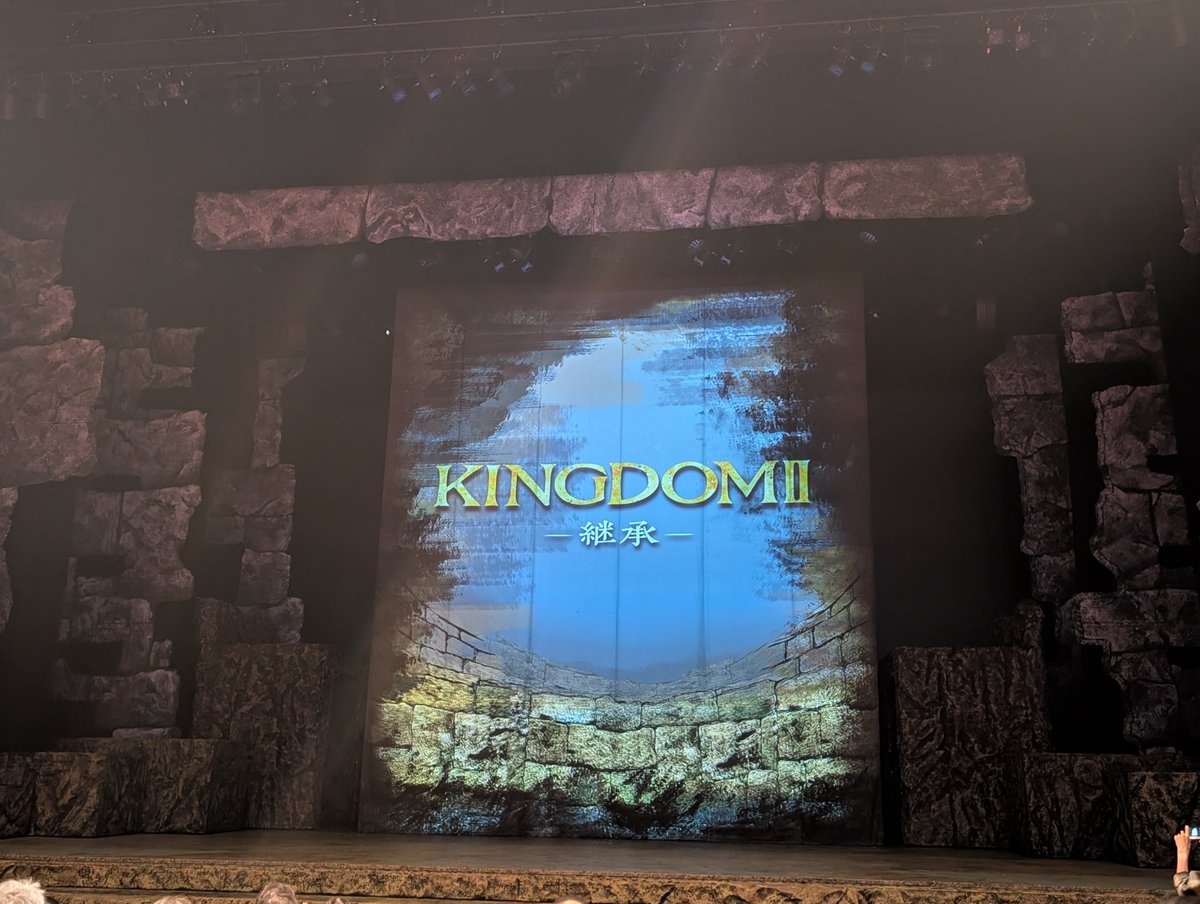 ri2_ki_'s tweet photo. 『キングダムⅡ』行ってました。
原作未見でも理解できる構成に感謝。三浦くん信の安定感、東さん龐煖の異形さがすごかったです。
そして、羌瘣を演じる山本千尋さんの剣捌きが素晴らしくて。1人だけ風を切るスピードが違うし、動きの流れが美しいし、戦場のシーンはつい目で追ってしまいました。 https://t.co/4jlmTZT2bJ