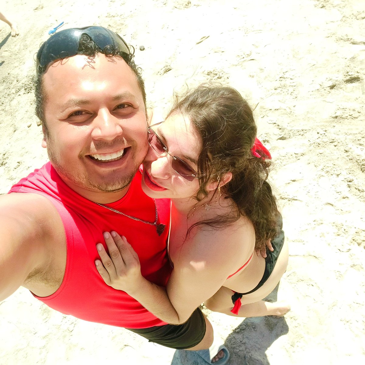 JesusIvanFlor12's tweet photo. ¡Playa Bucerías en la Bahía de Banderas nunca decepciona! 🌴 Aquí con mi esposa  Ely disfrutando el sol y la arena. A ella le encanta este traje de baño estilo Harley Quinn ❤️🖤 Ruta Puerto Vallarta siempre de la mano, creando recuerdos que duran para siempre 💑 #Bucerias #PuertoVallarta