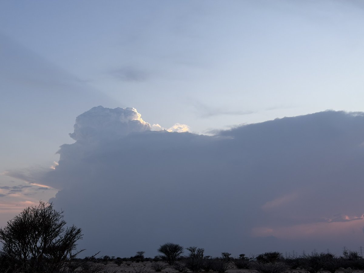 Thamer_2736's tweet photo. سحابة شرق مكه من شرق الطايف ومع مغيب الشمس وصلت السحابه ذروتها ماشاء الله تبارك الله https://t.co/8HHWHk4jIo