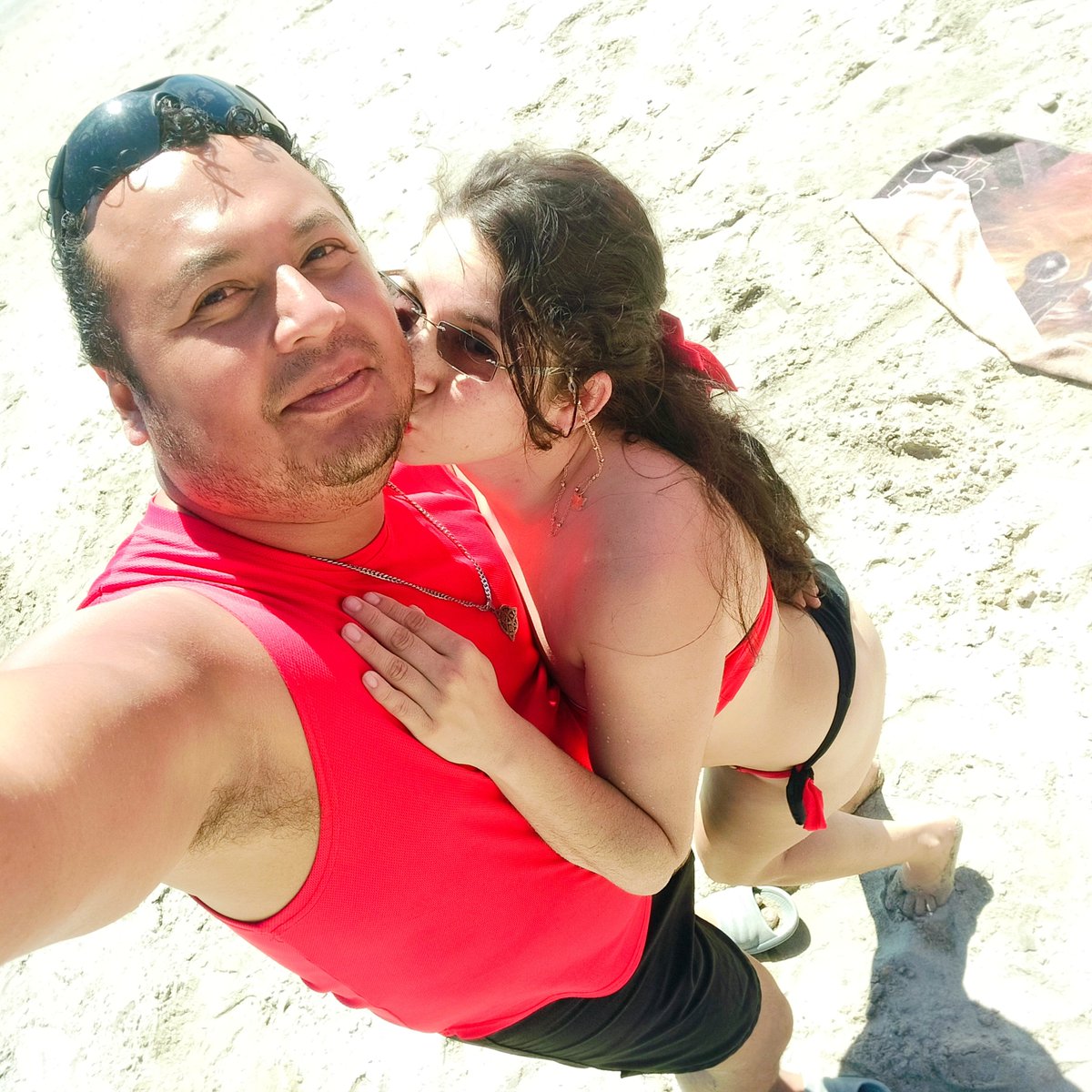 JesusIvanFlor12's tweet photo. ¡Playa Bucerías en la Bahía de Banderas nunca decepciona! 🌴 Aquí con mi esposa  Ely disfrutando el sol y la arena. A ella le encanta este traje de baño estilo Harley Quinn ❤️🖤 Ruta Puerto Vallarta siempre de la mano, creando recuerdos que duran para siempre 💑 #Bucerias #PuertoVallarta