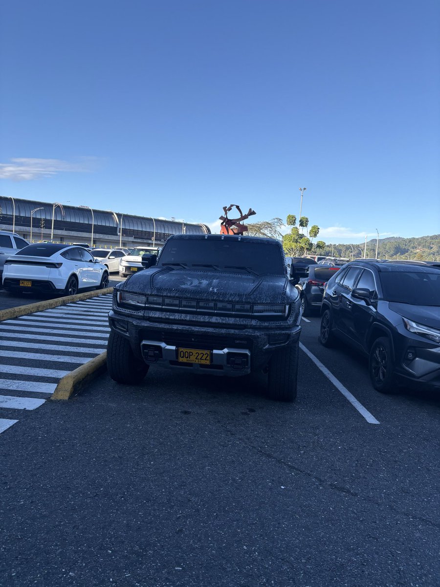 yak4Z3d's tweet photo. Me encontré con el carro de mi lidel en el aeropuerto https://t.co/VSHV2EONhM