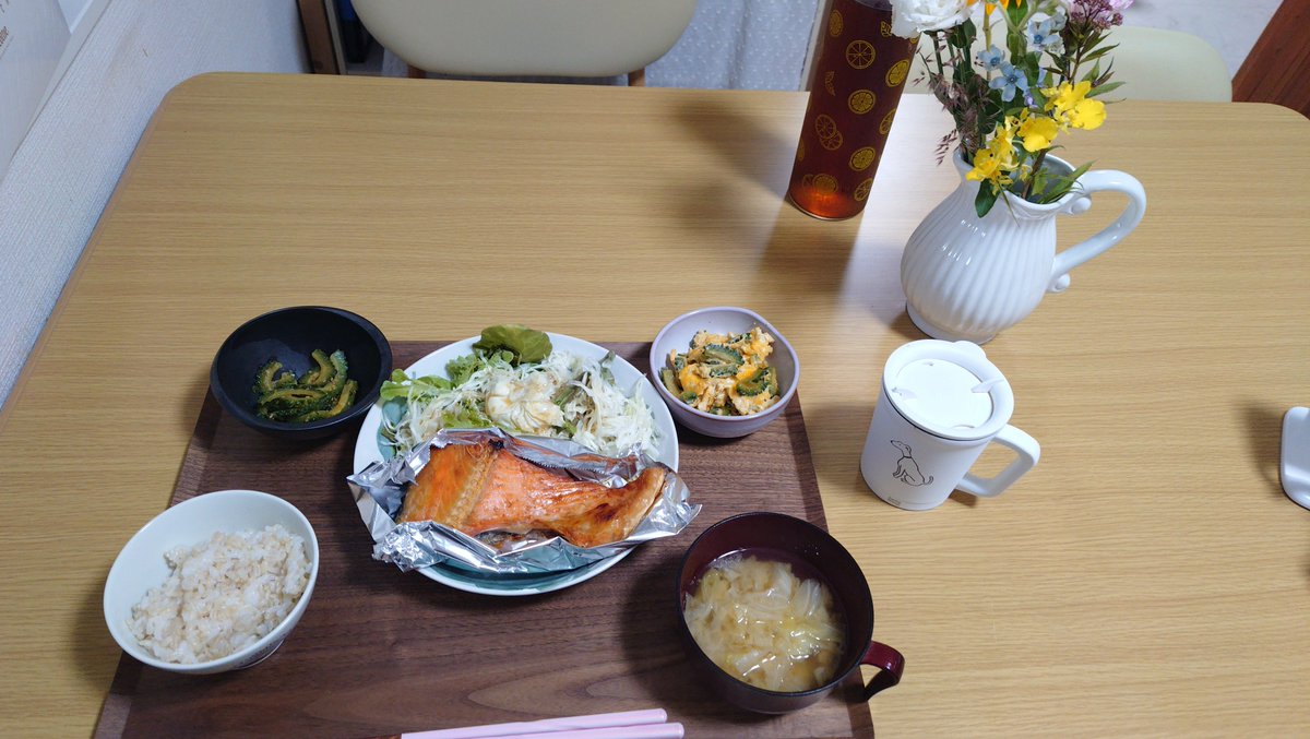aym874's tweet photo. 今月下旬の花定期便🌸
まだ🌻がいる👀

今日の夕ご飯
旦那遅くなる言われたから先に食べた
(帰宅後、旦那にも同じメニューだした)

おやすみなさい(:3[____] https://t.co/bgE8Pefvjn